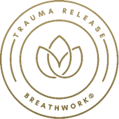 Logo van Trauma Release Breathwork met gouden cirkelvormige tekst en bladembleem op een witte achtergrond.