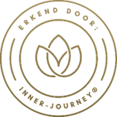 Gouden, rond Inner-journey-logo met een gestileerd bladicoon en de Nederlandse tekst
