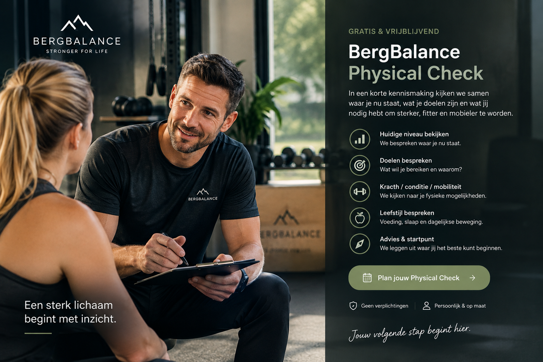 BergBalance-flyer voor een fysieke check, waarop een coach te zien is die in een sportschool een vrouw adviseert.