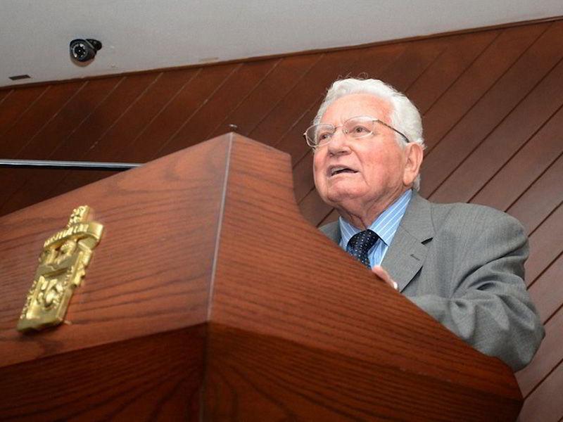 DR. JULIO CÉSAR LIPAROLI PRECIADO - ESPECIALISTA EN DERMATOLOGÍA