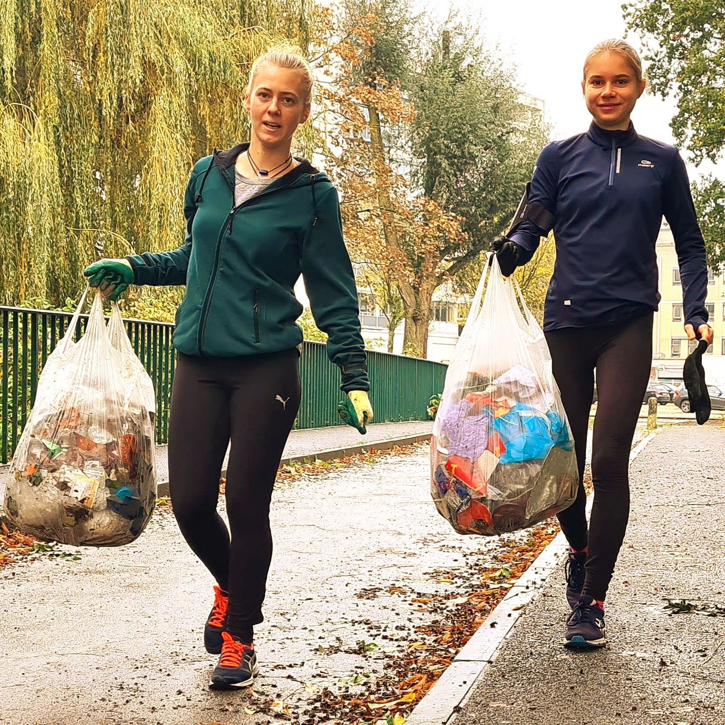 Plogging in Breda, sportief zwerfafval opruimen in Breda, twee dames in sportlegging lopen op straat