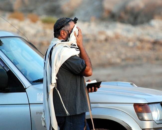 Jewish man prayers