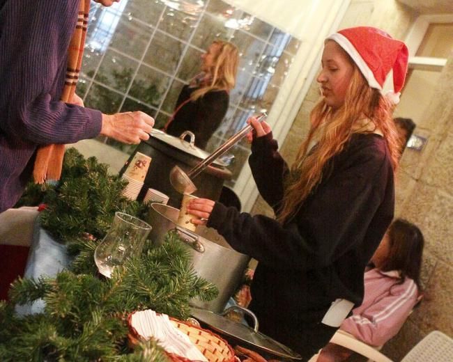 Serving mulled wine and cookies