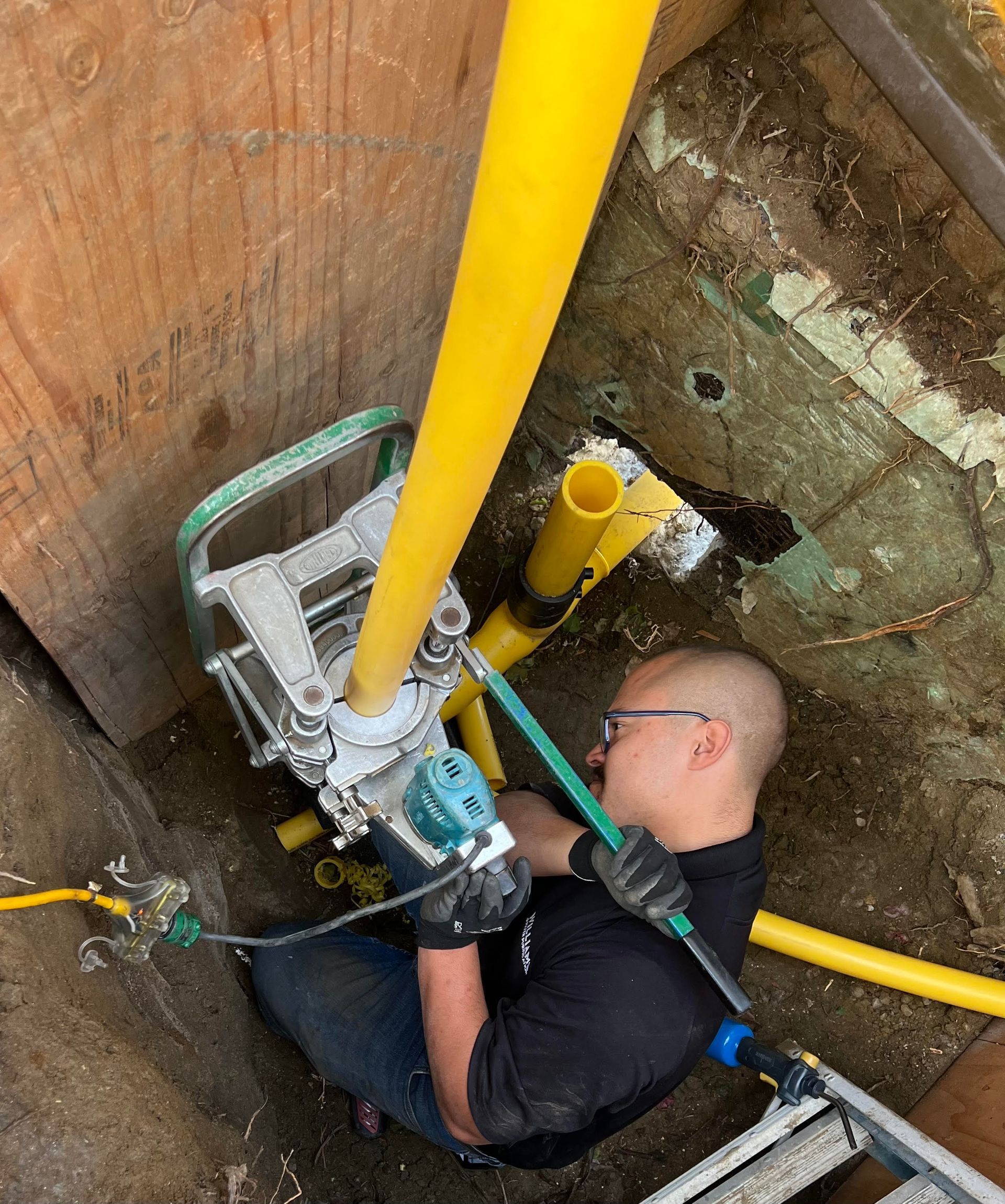 Williams Mechanical Co technician installing polyethylene gas line in Fallbrook CA