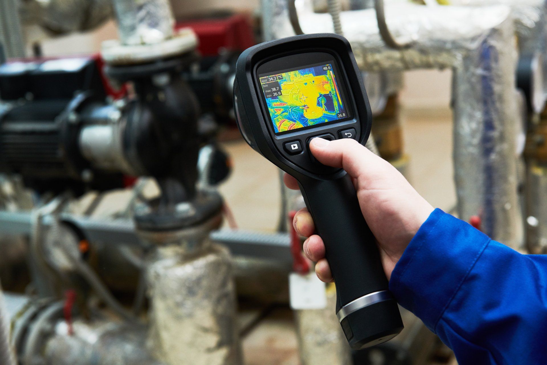Un plombier qui utilise un outil de thermographie