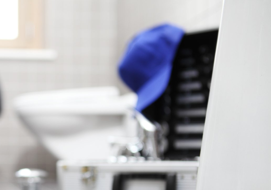 Une toilette et des outils dans une salle de bain lors d'un service de plomberie
