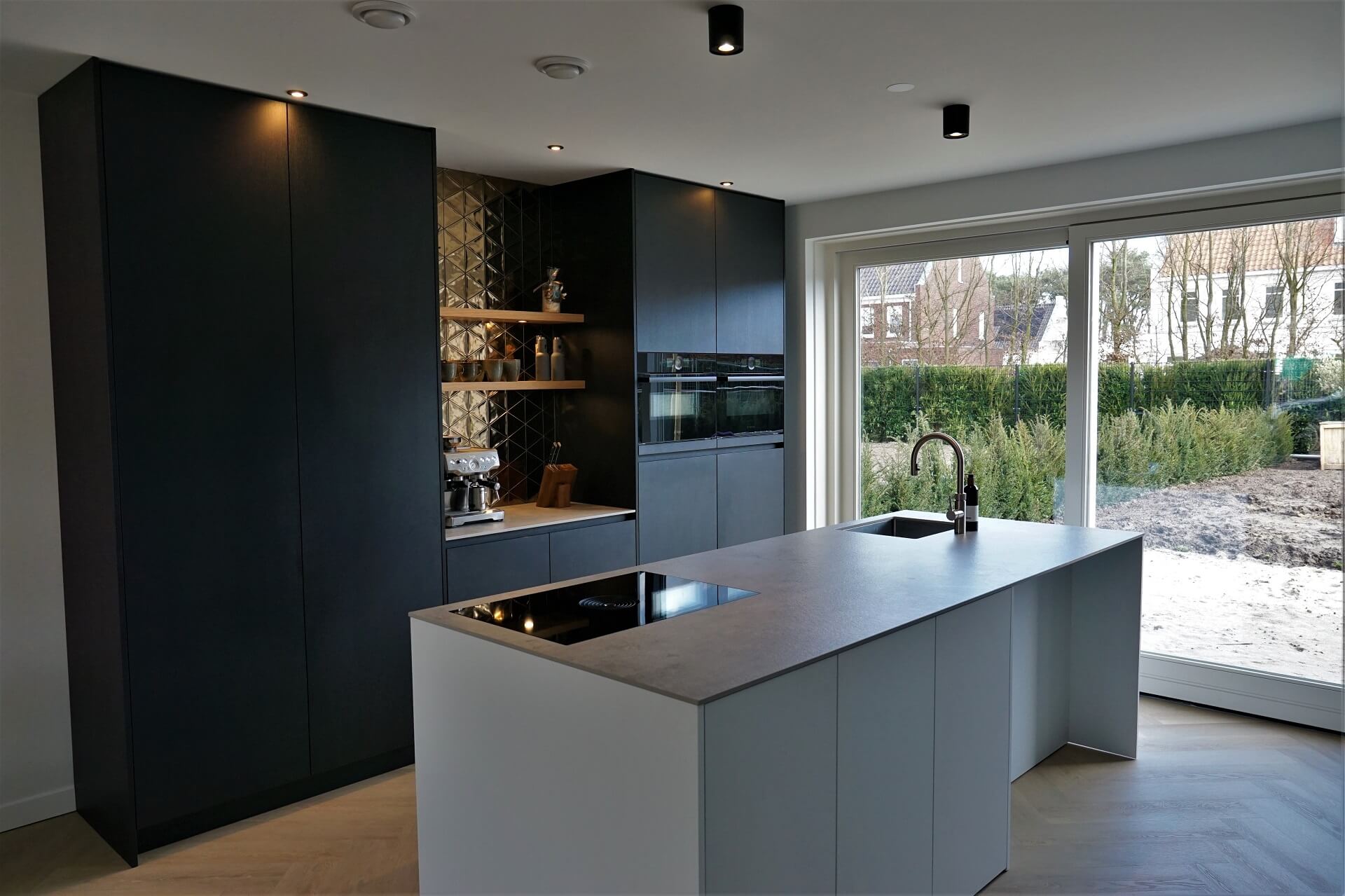 Maatwerk zwarte luxe keuken - ontworpen en gerealiseerd door Spronck Designs