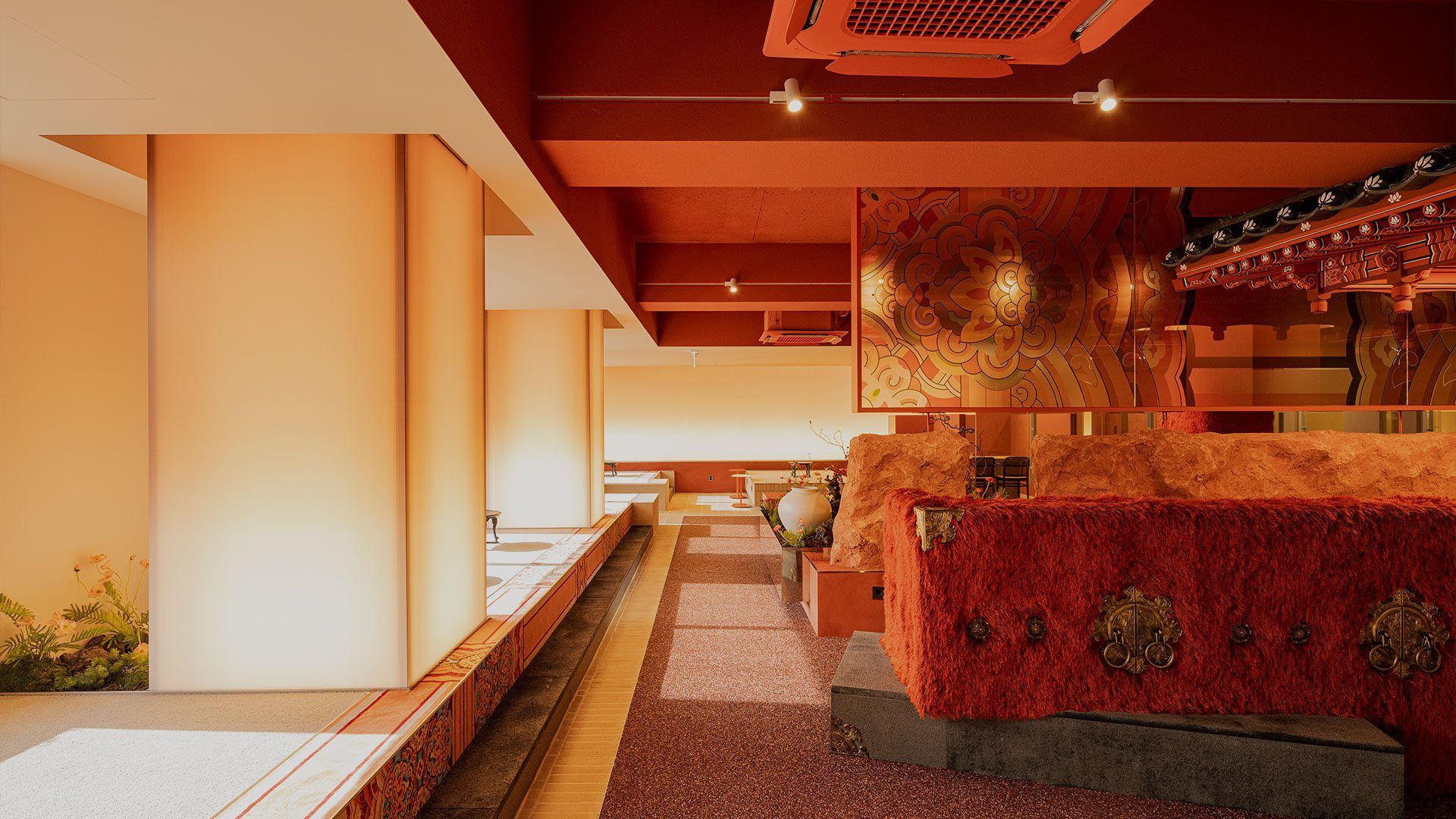 Lounge corridor with pebble floor and painted ceiling