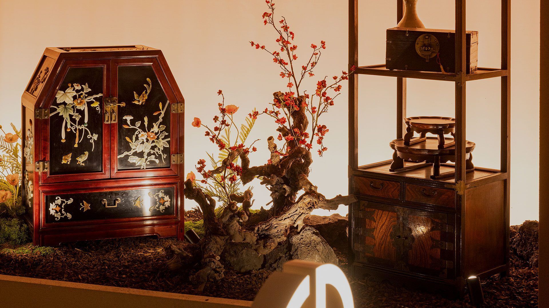 Plum blossom branch and mother-of-pearl lacquer cabinet inside the clinic