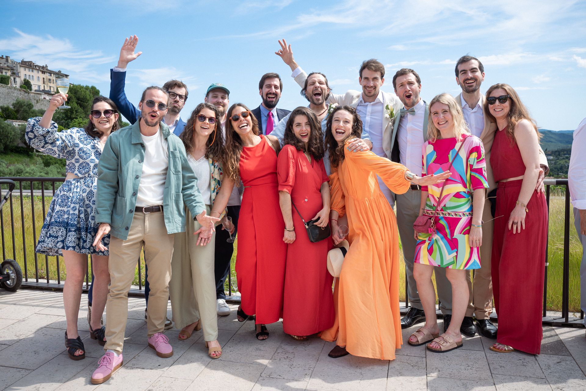 photos de groupe prises pendant le cocktail de mariage à l'Auditorium de Saint-Paul-de-Vence