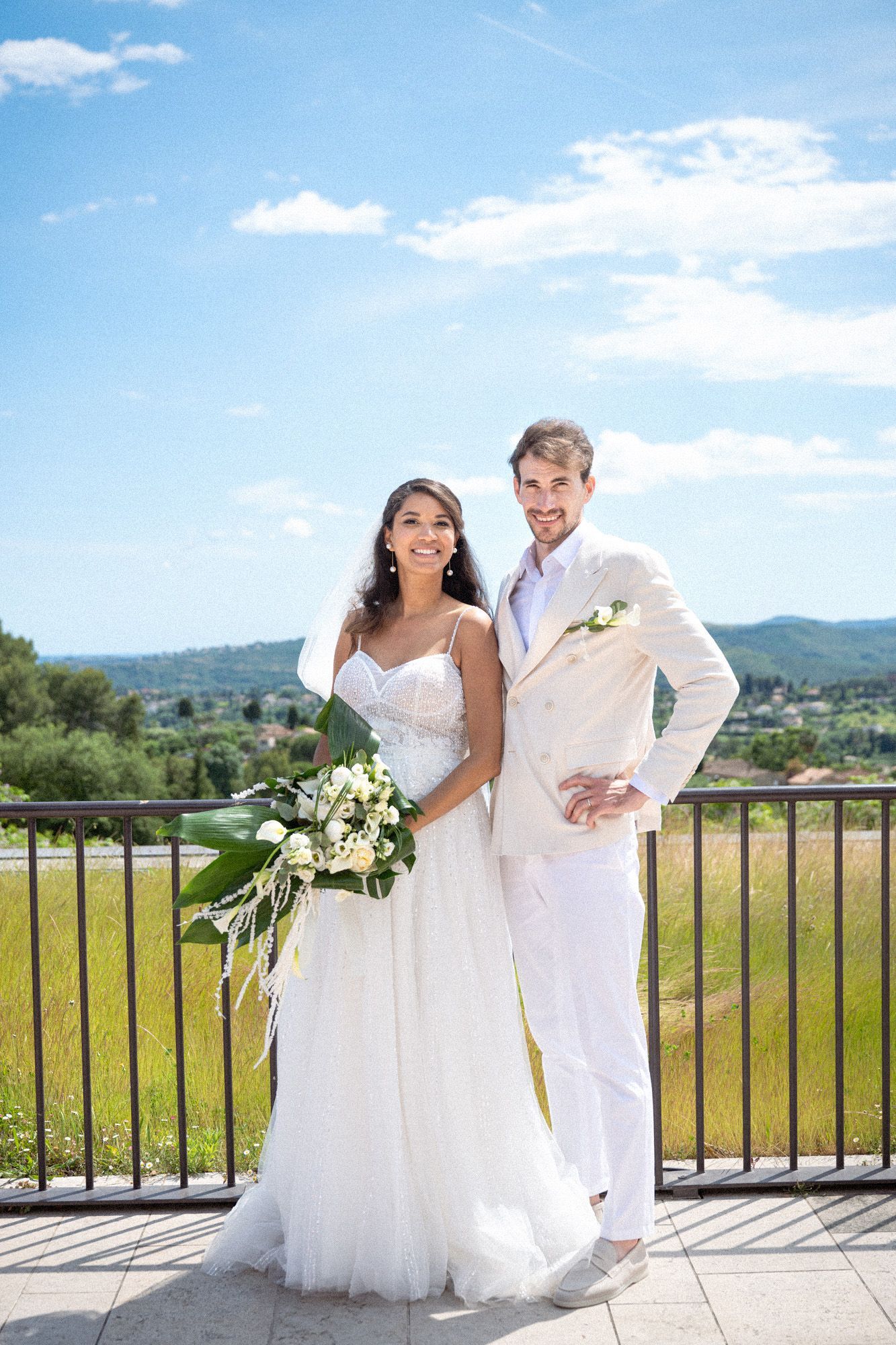 Portrait sur le vif de jeunes mariés pris à Saint-Paul-de-Vence