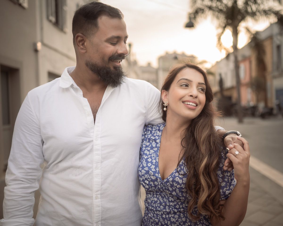 A romantic photoshoot on Nice's Course Saleya in France