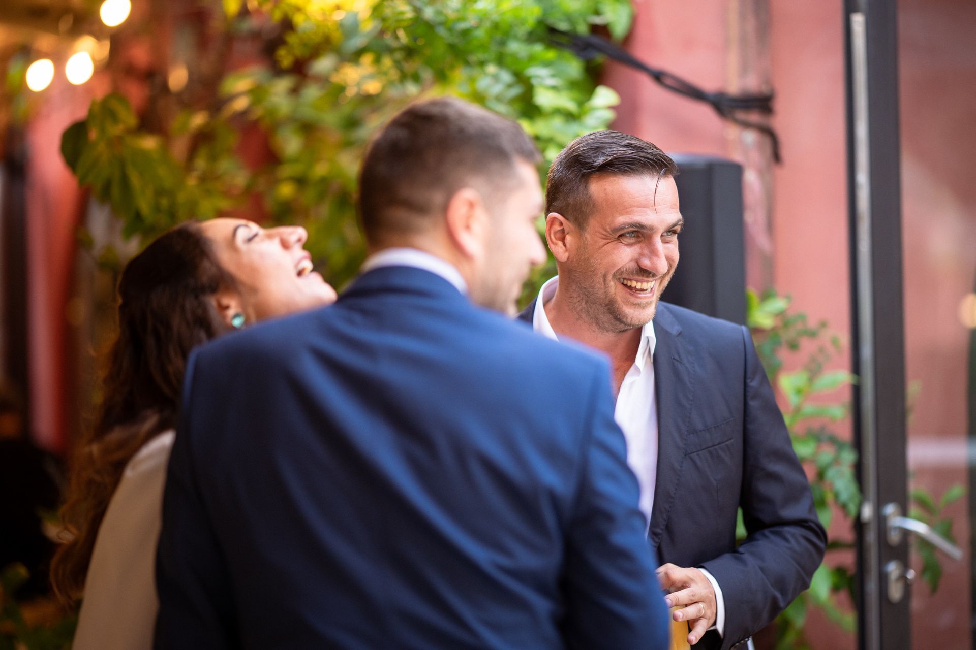 images des invités au mariage prises sur le vif, dans un style reportage