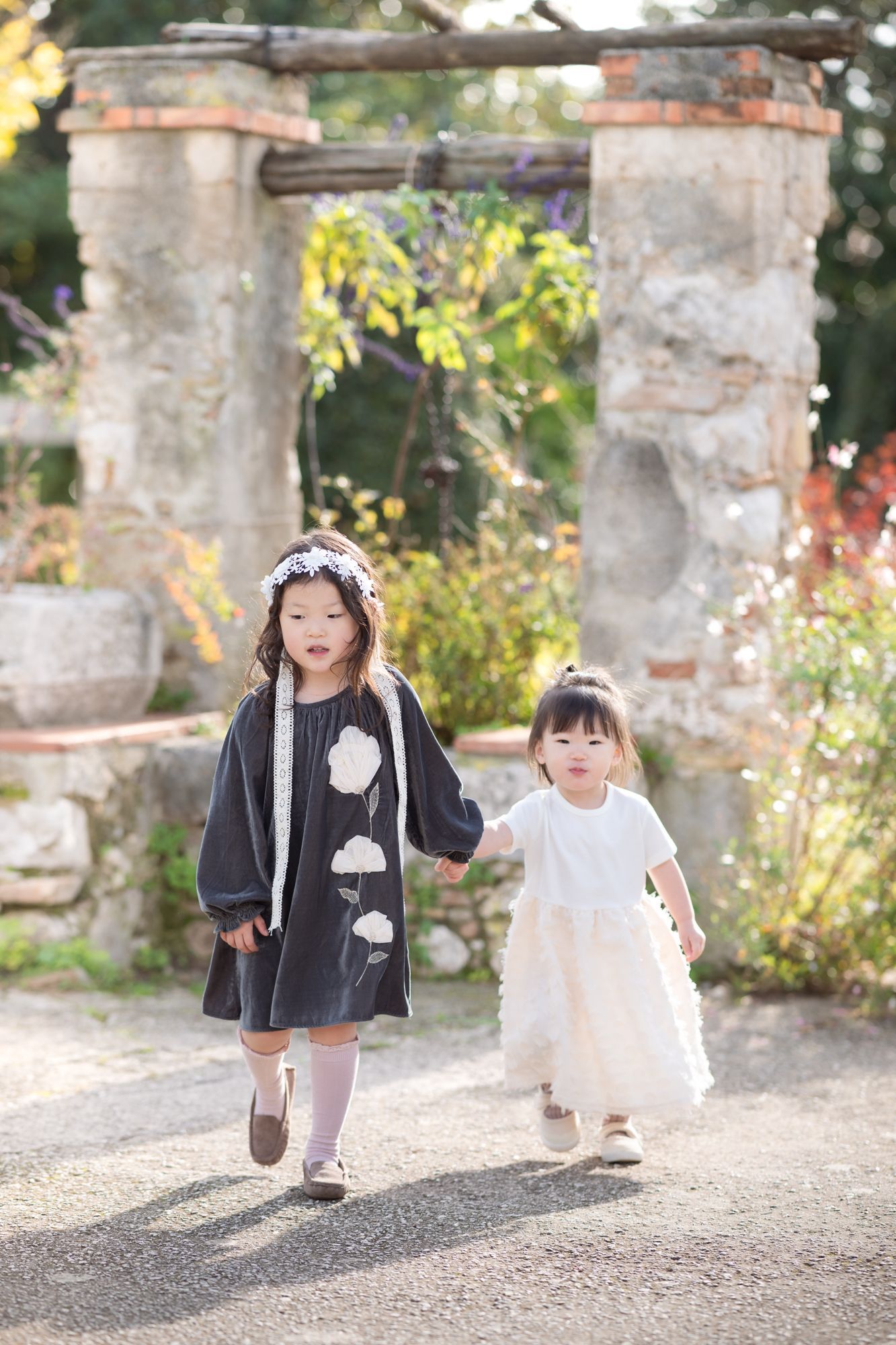 A beautiful sibling portrait during fall photography session in Cimiez, Nice