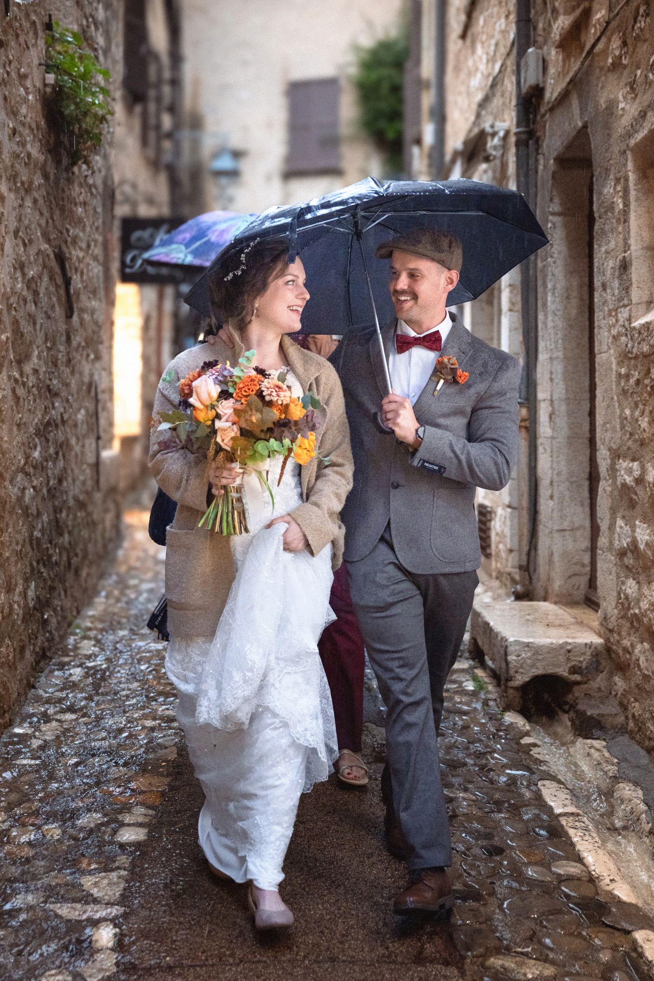 Une mariée et un marié dans un portrait de mariage naturel et spontané sur la Côte d'Azur.