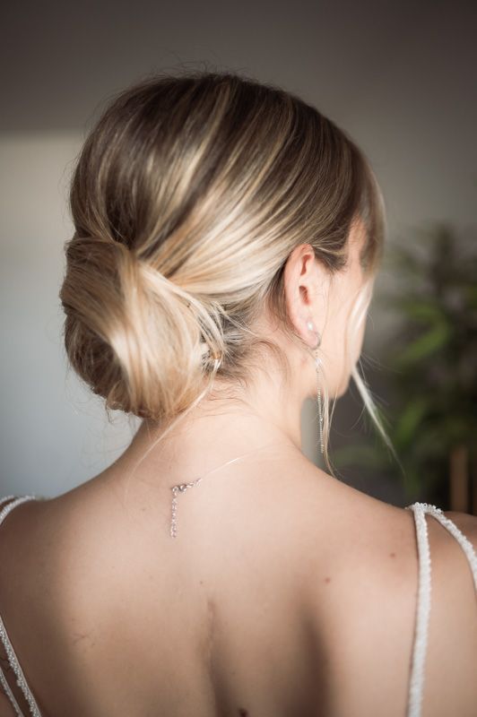 The preparations before a wedding, the bride's hair
