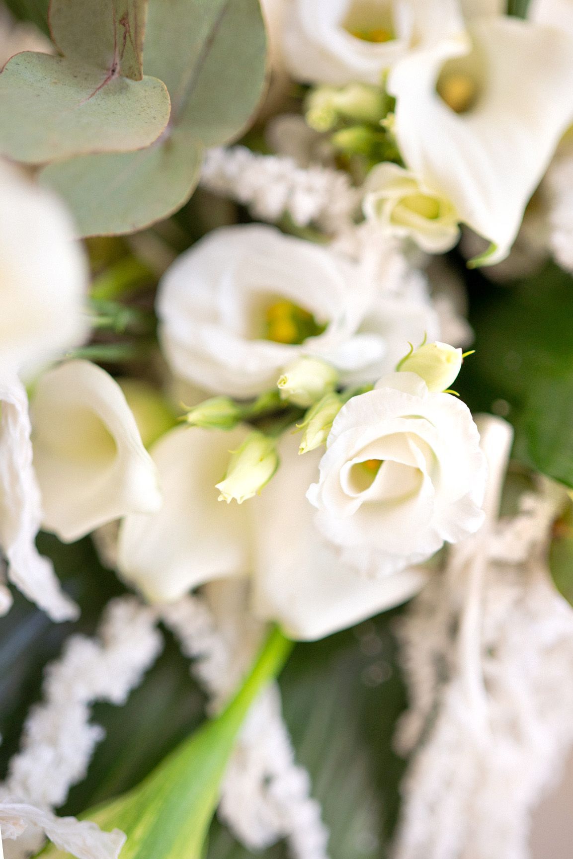 Bouquet de mariage composé de fleurs blanches et crème