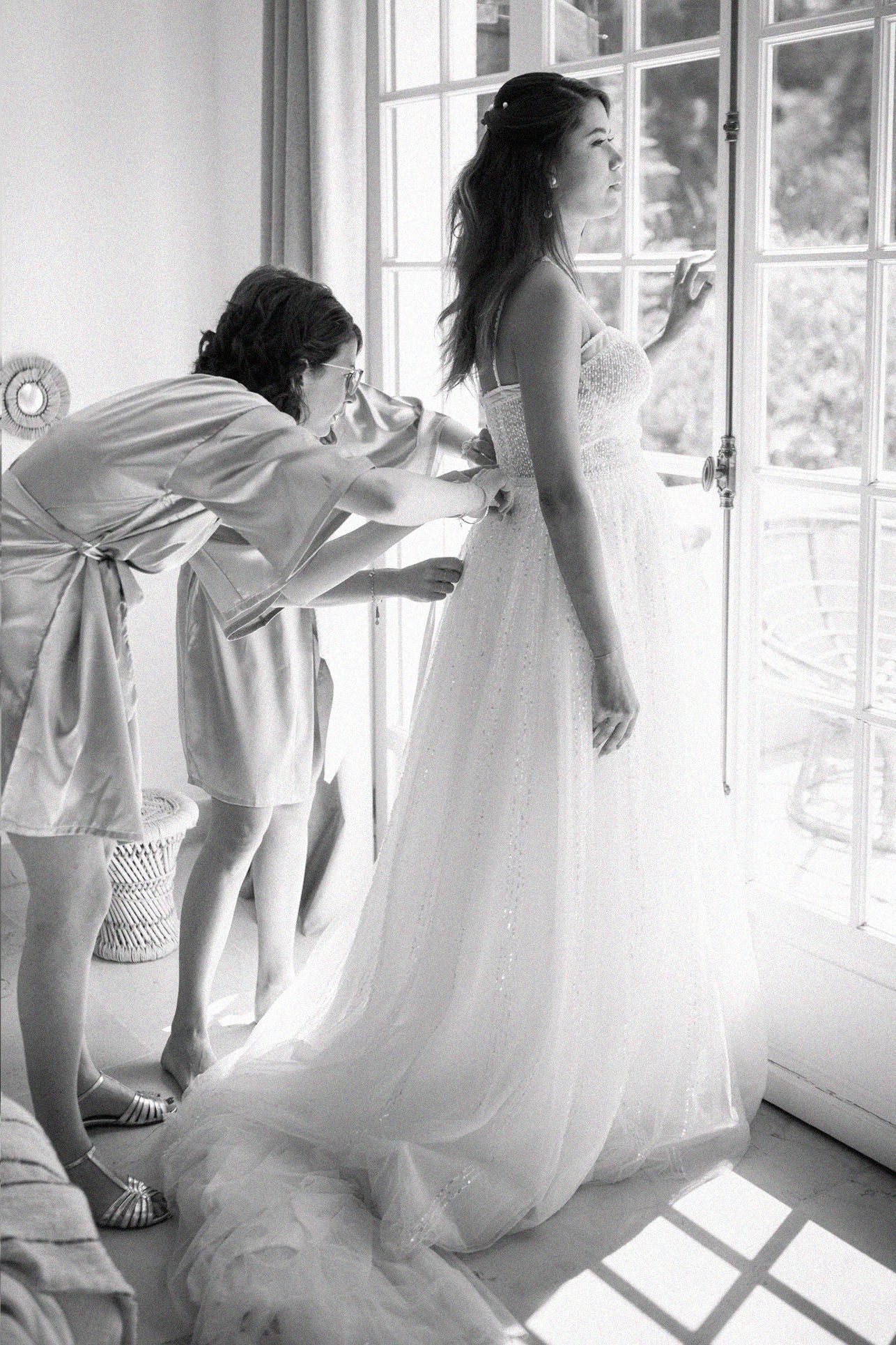 les préparatifs de la mariée qui essaie sa robe de mariée