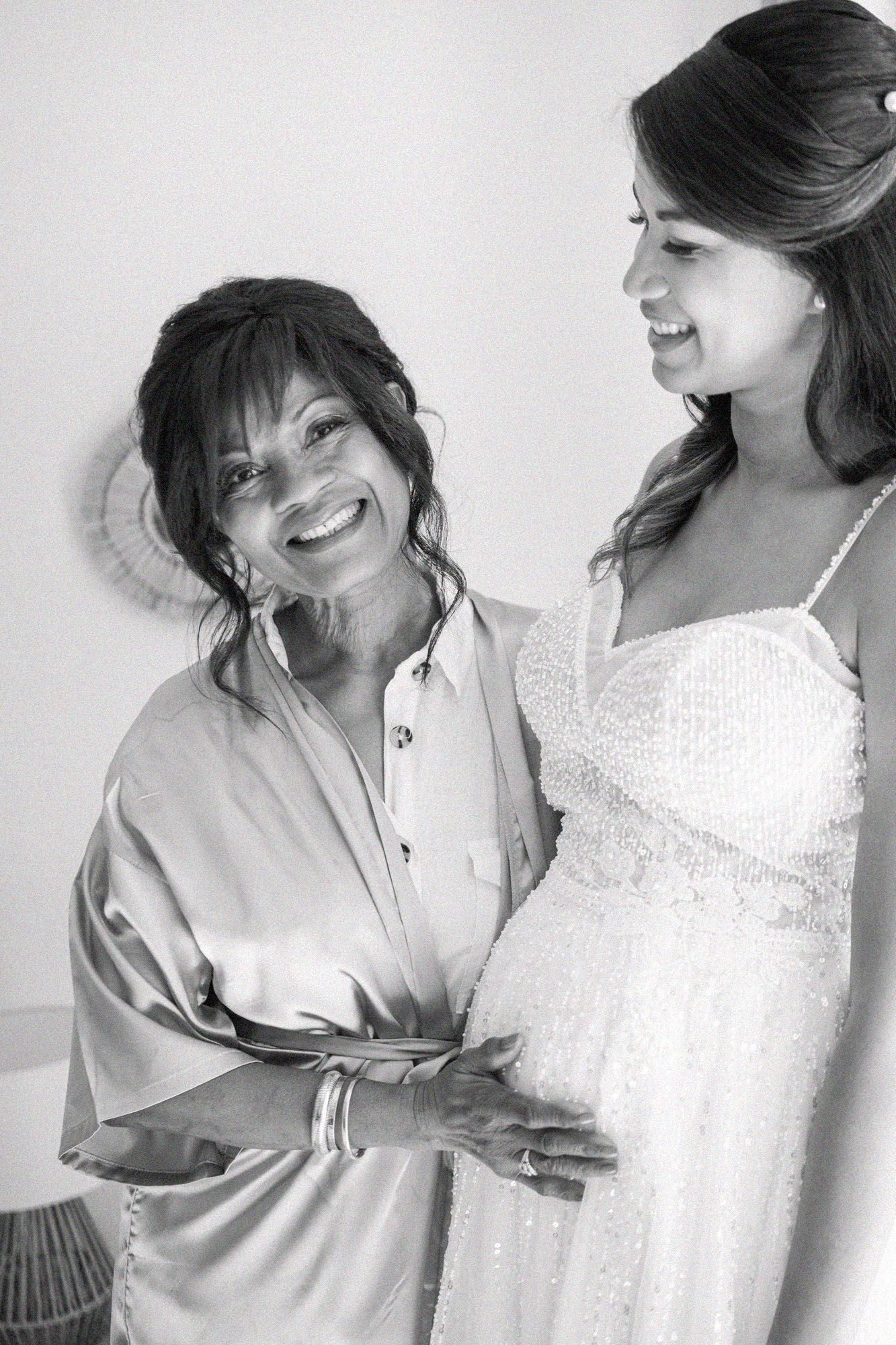 Portrait de mariage de la mariée et de sa mère pendant les préparatifs