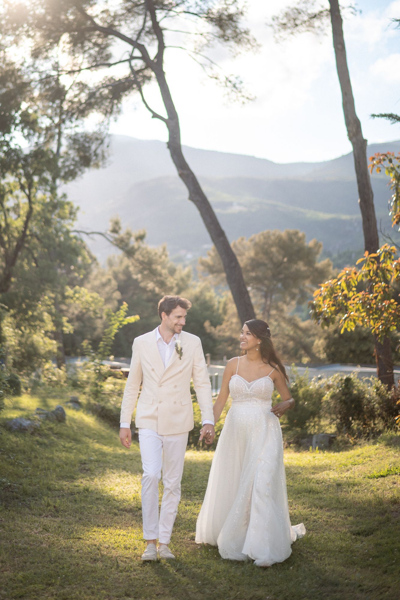 Photos de couple détendues et spontanées prises à l'heure dorée à Mas Baïeta, lieu de mariage près de Saint-Paul-de-Vence