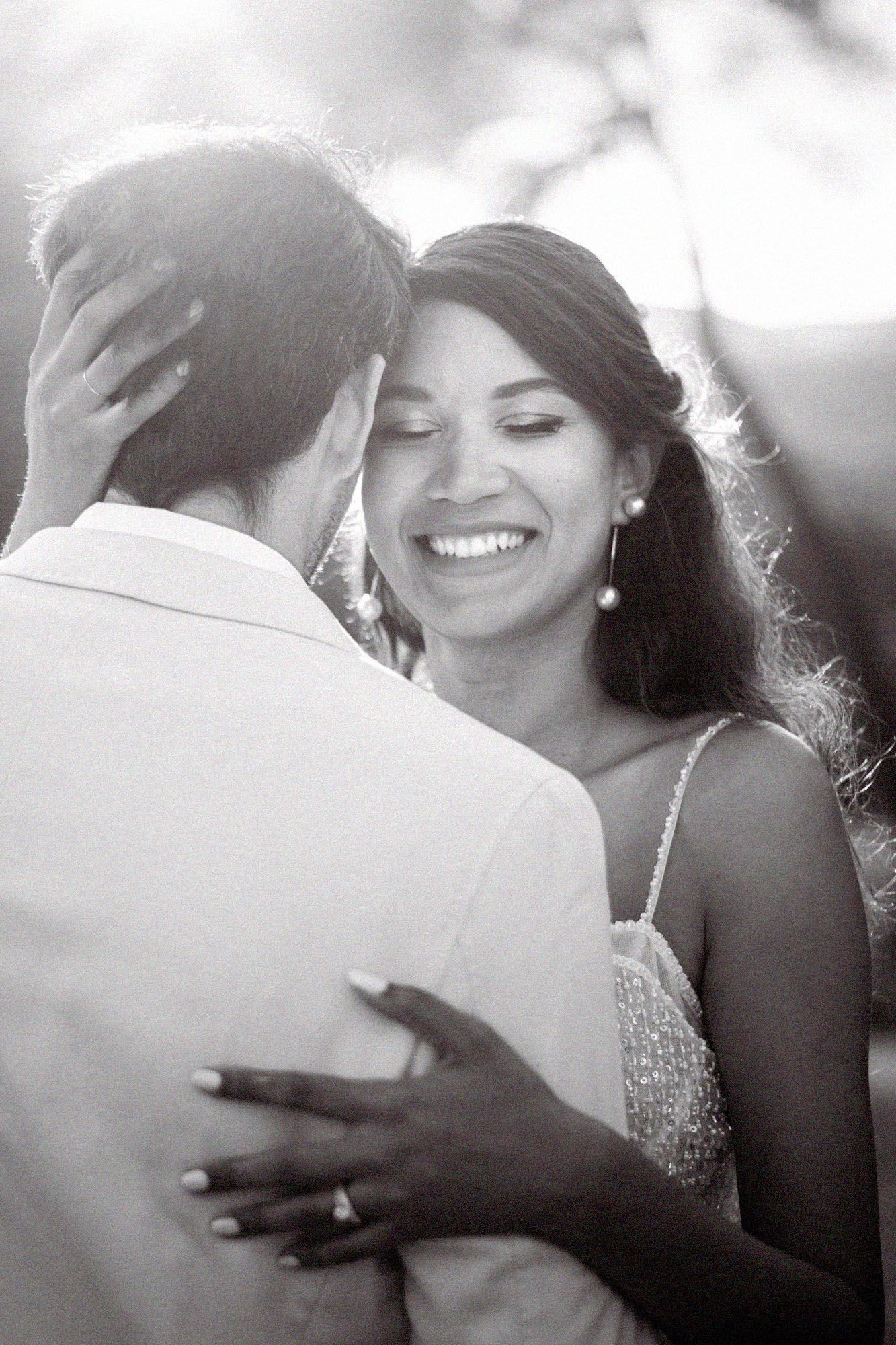 Photos de couple détendues et spontanées prises à l'heure dorée à Mas Baïeta, lieu de mariage près de Saint-Paul-de-Vence