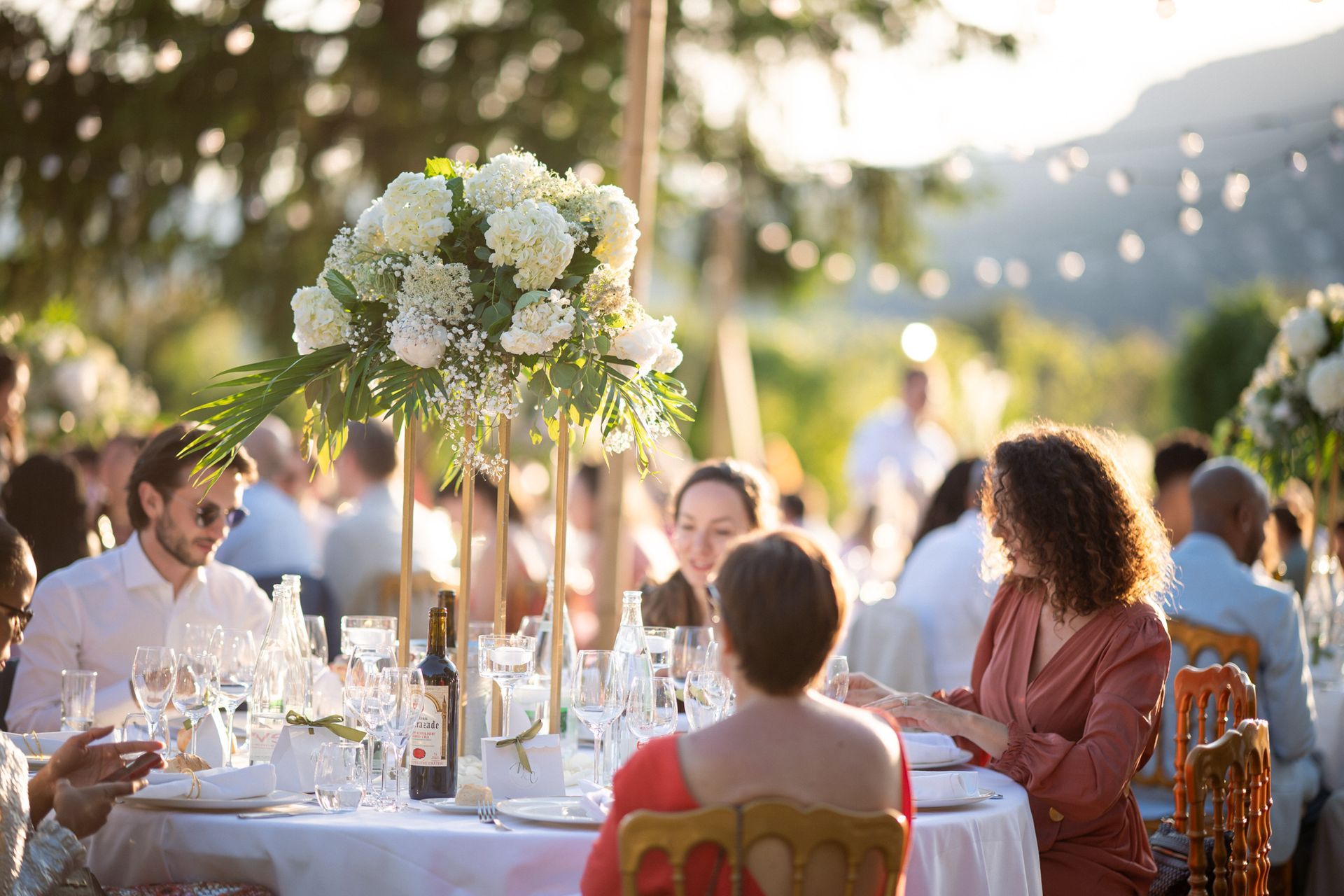 Le repas de mariage sur la pelouse du Mas Baïeta, un lieu de réception près de Saint-Paul-de-Vence