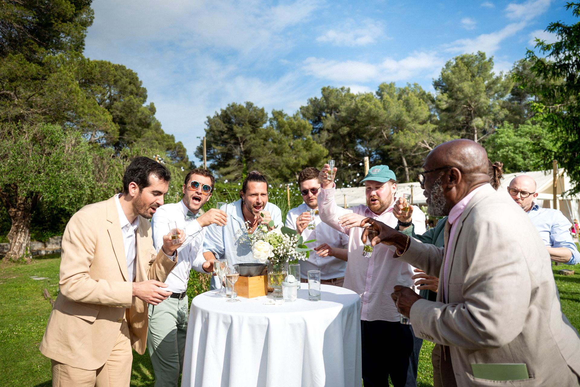 images d'invités prises sur le vif au Mas Baïeta, lieu de mariage près de Saint-Paul-de-Vence