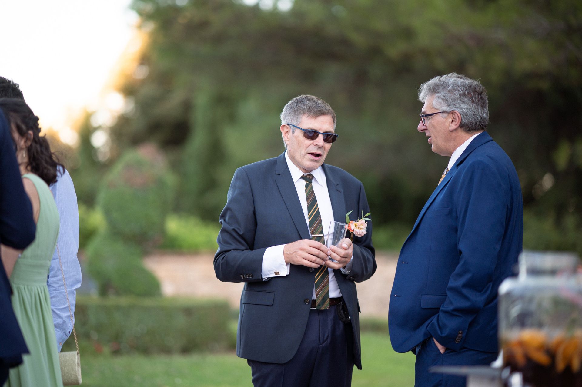 Photo de mariage prise sur le vif, représentant des invités discutant entre eux, dans un style reportage, au Château Font du Broc.