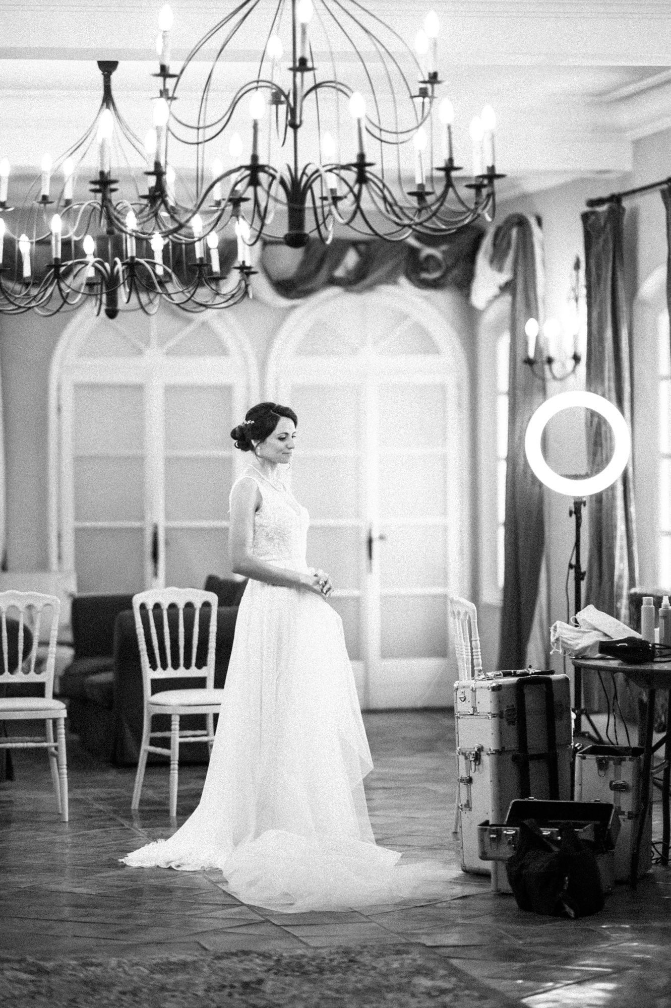 Un portrait de mariée en pied dans une magnifique robe de mariée blanche.