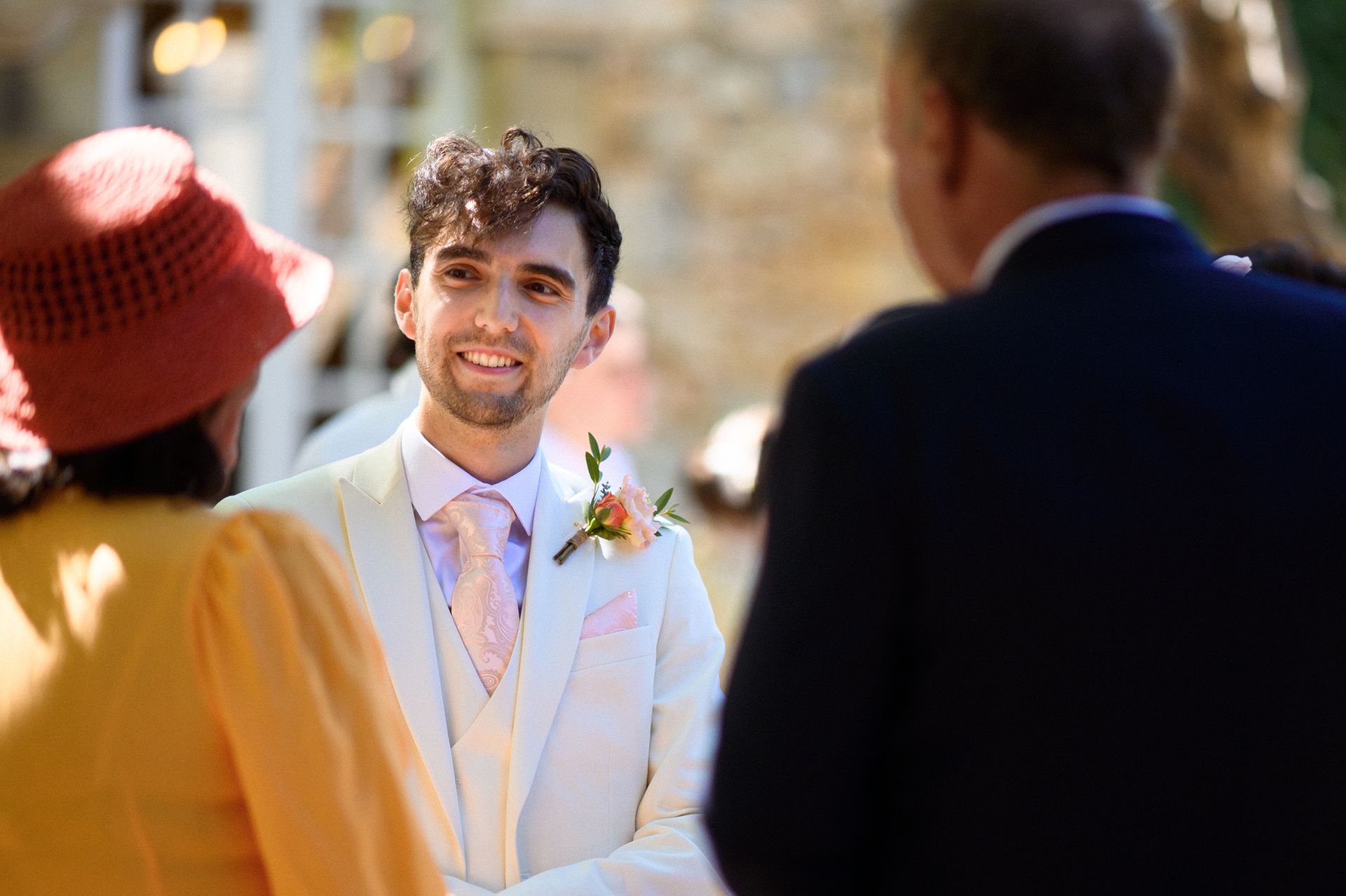 Un marié vêtu d'un costume blanc le jour de son mariage en Provence.