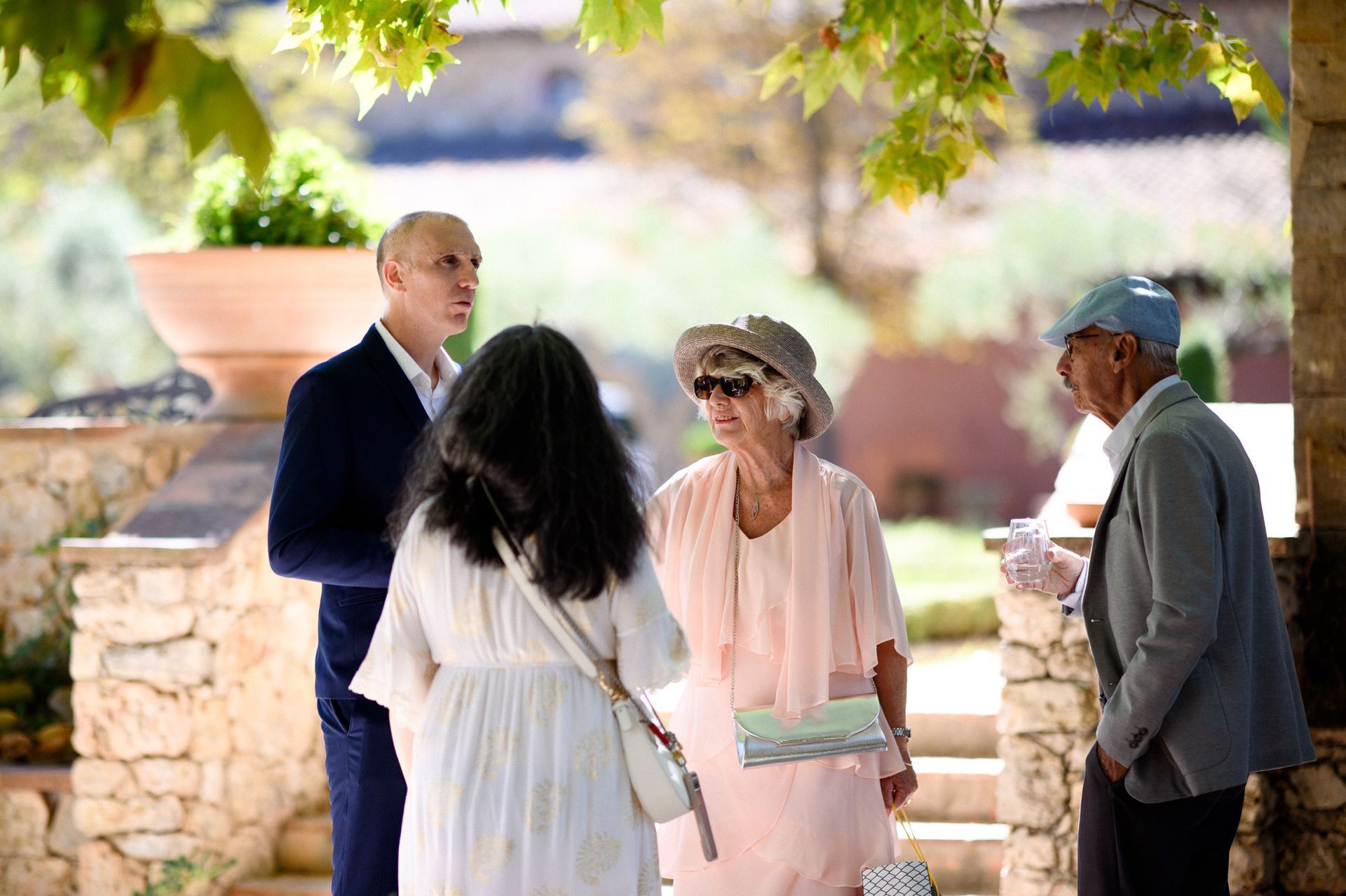 Photos prises sur le vif des invités le jour du mariage, avant la cérémonie au Château Font du Broc.