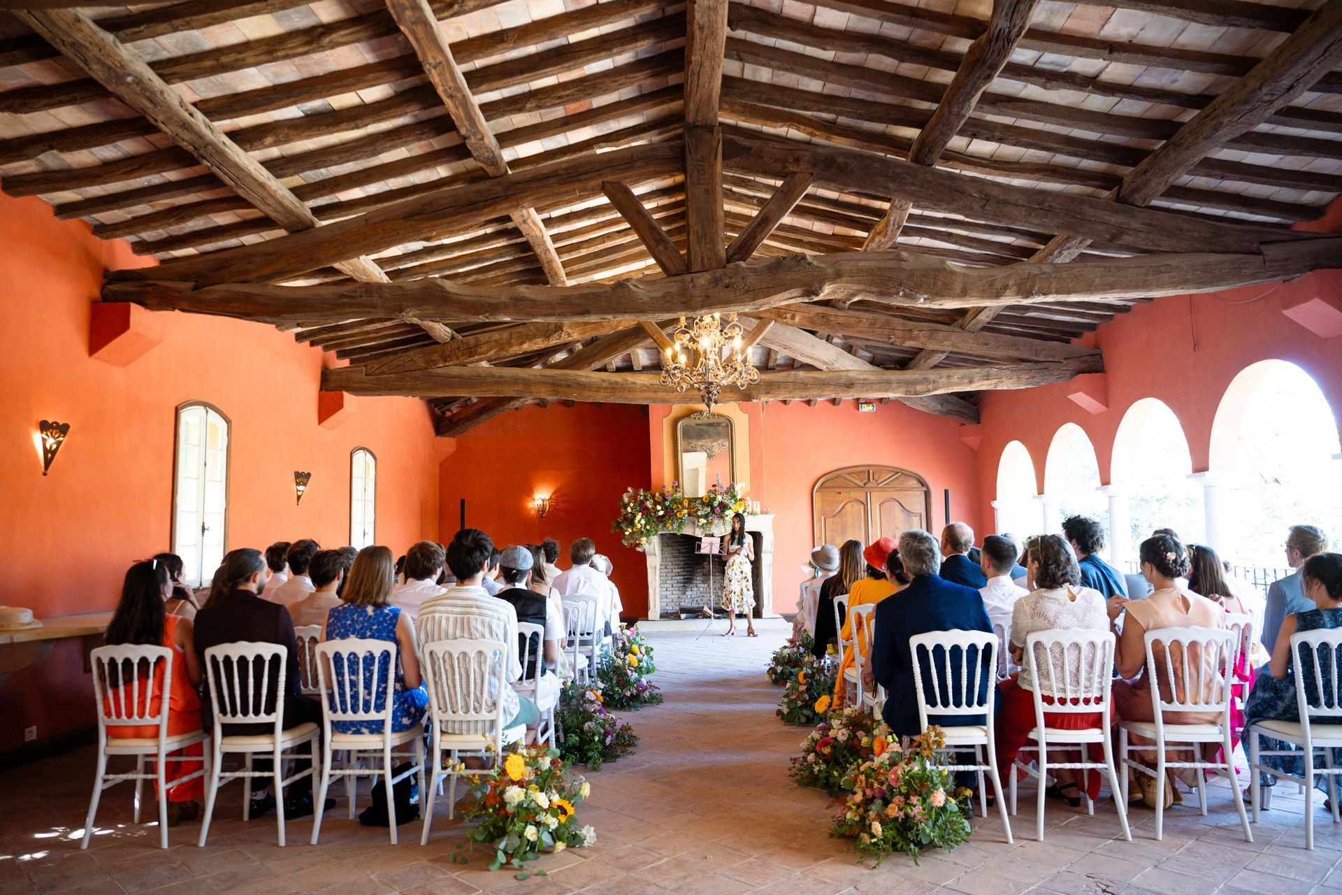 À l'intérieur du cloître du château de Font du Broc avant une cérémonie de mariage.