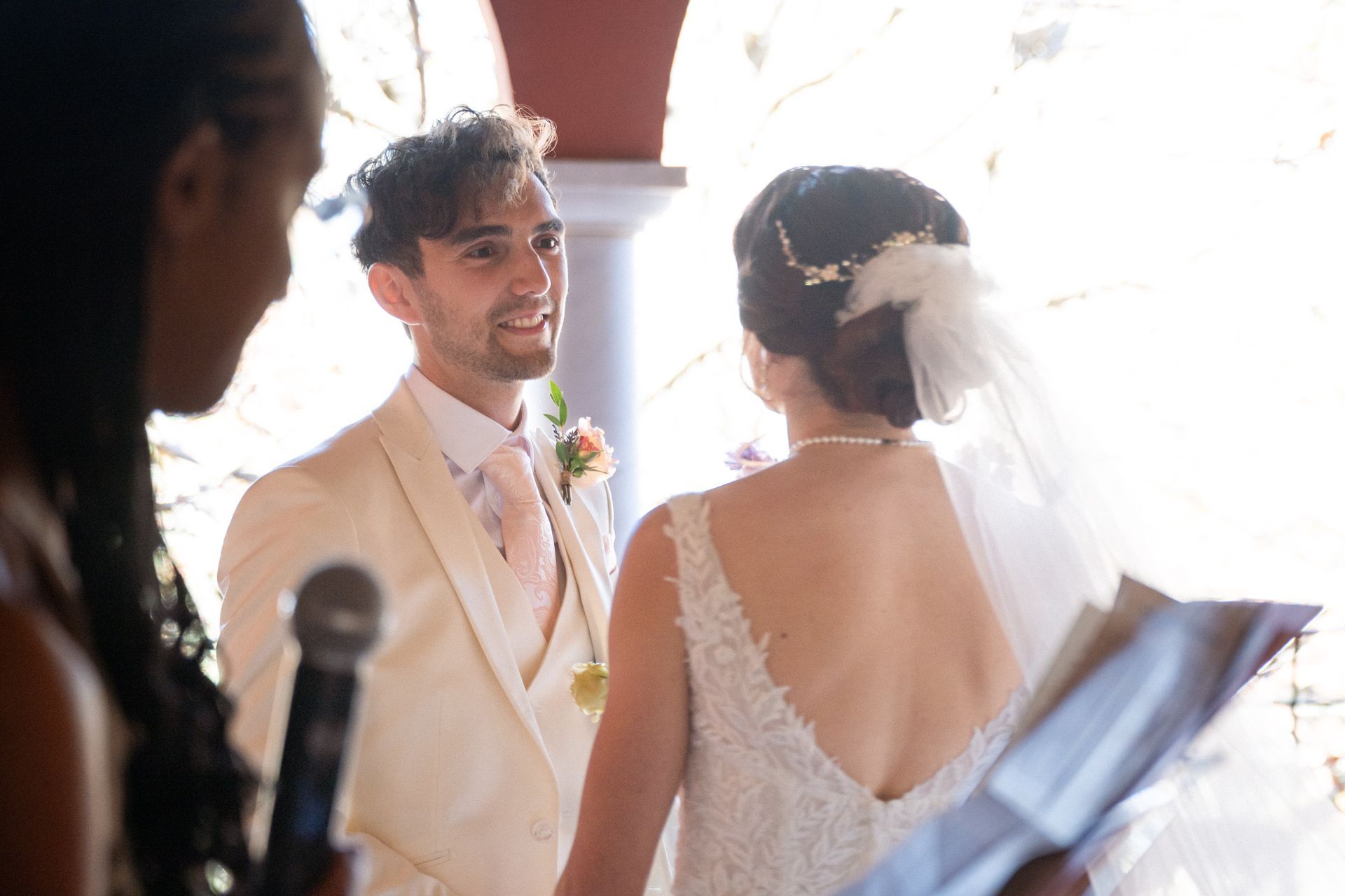 Le marié voit la mariée pour la première fois pendant la cérémonie.