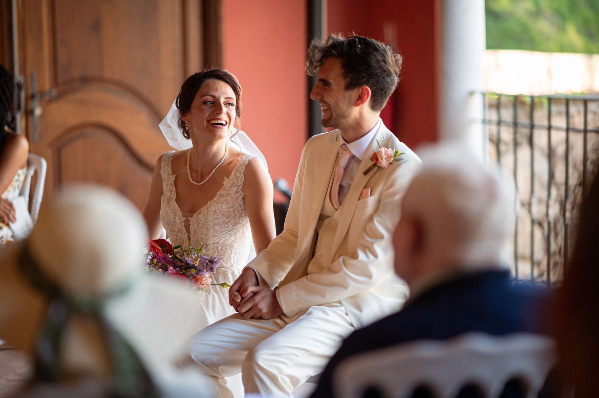 Photographie de mariage de style reportage pendant la cérémonie au Château Font du Broc