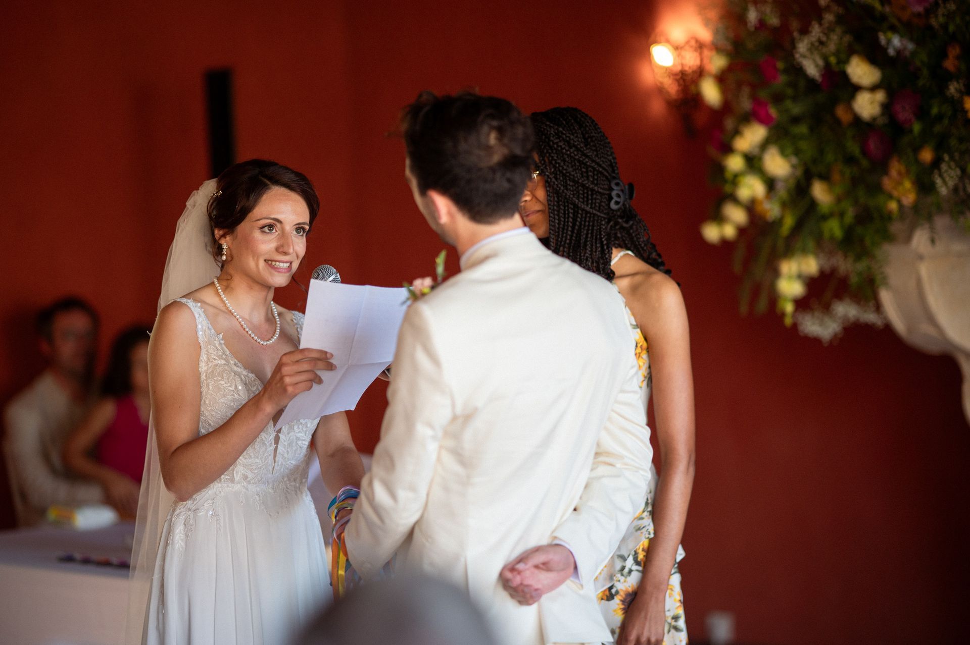 Le couple échange ses vœux pendant leur mariage.