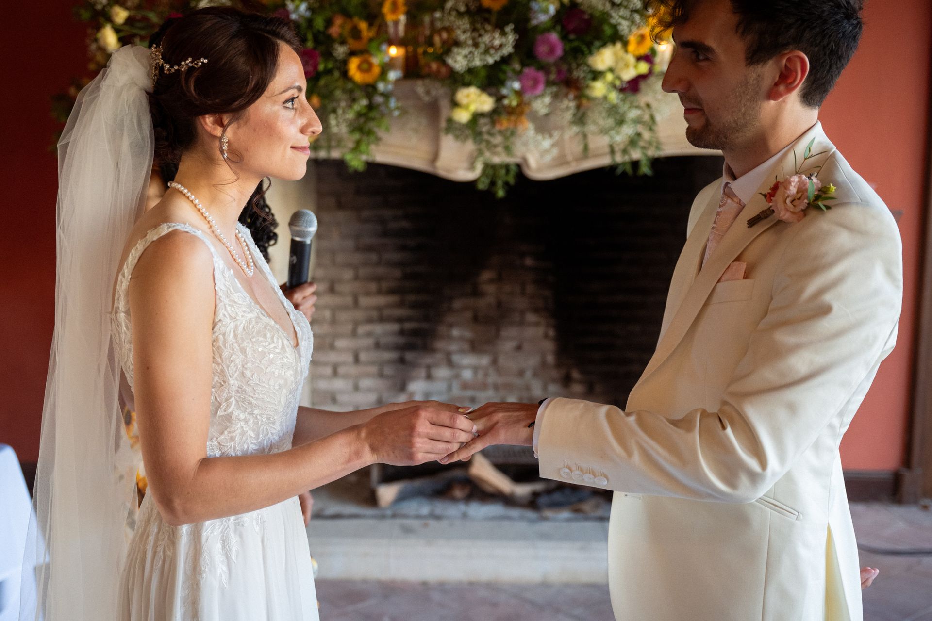 Le couple échange les alliances pendant la cérémonie.