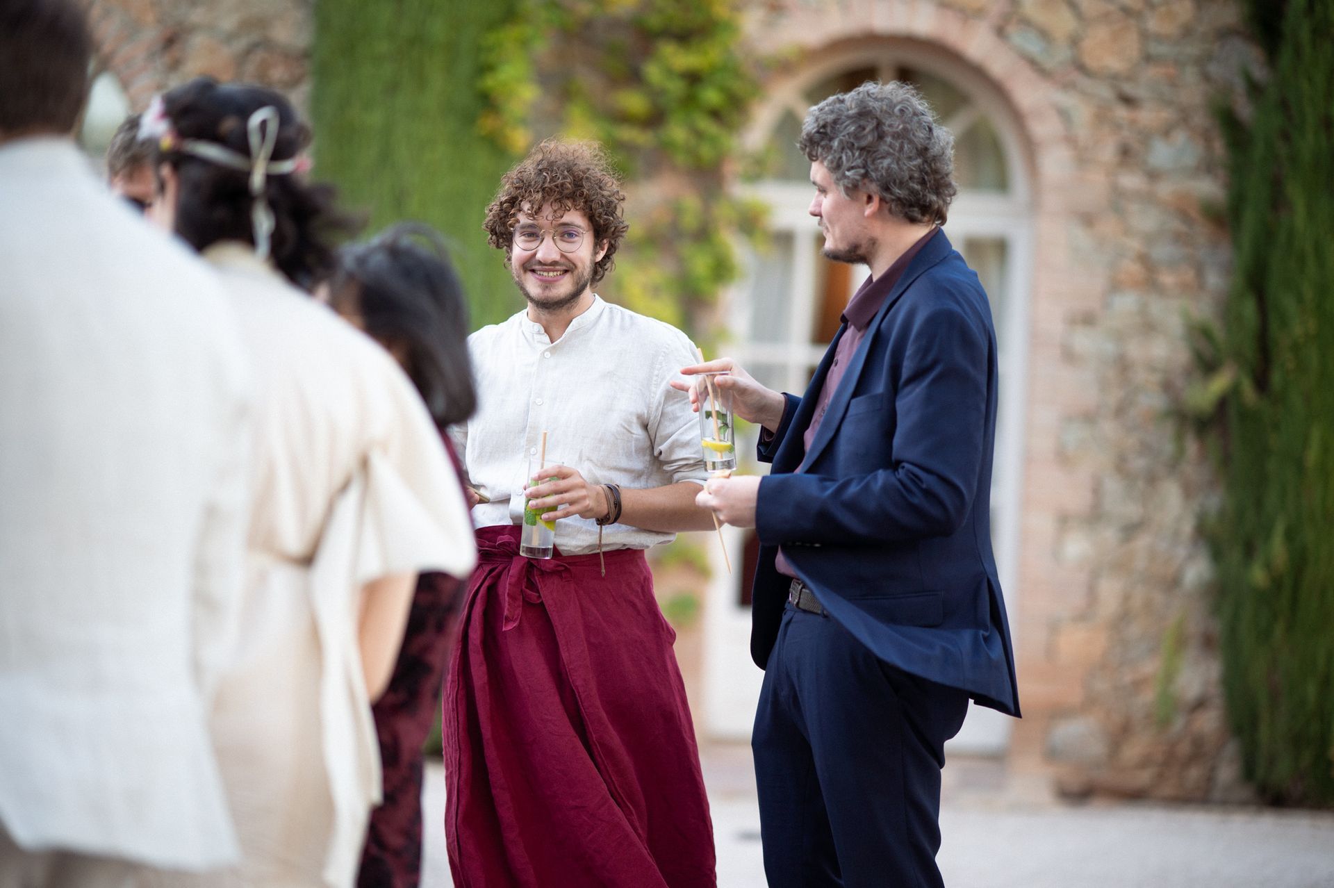 Photo de mariage prise sur le vif, représentant des invités discutant entre eux, dans un style reportage, au Château Font du Broc.