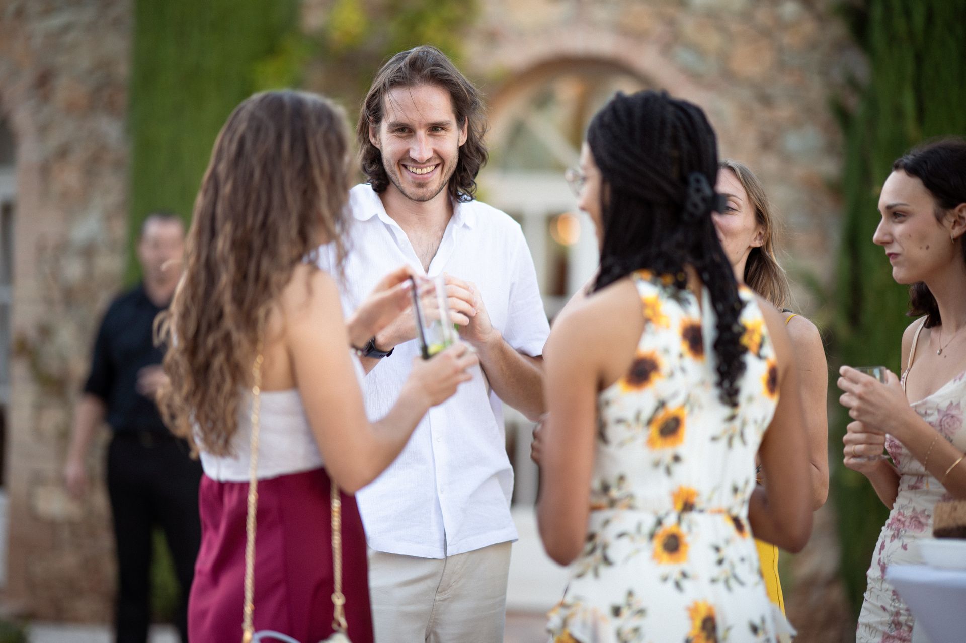 Photo de mariage prise sur le vif, représentant des invités discutant entre eux, dans un style reportage, au Château Font du Broc.