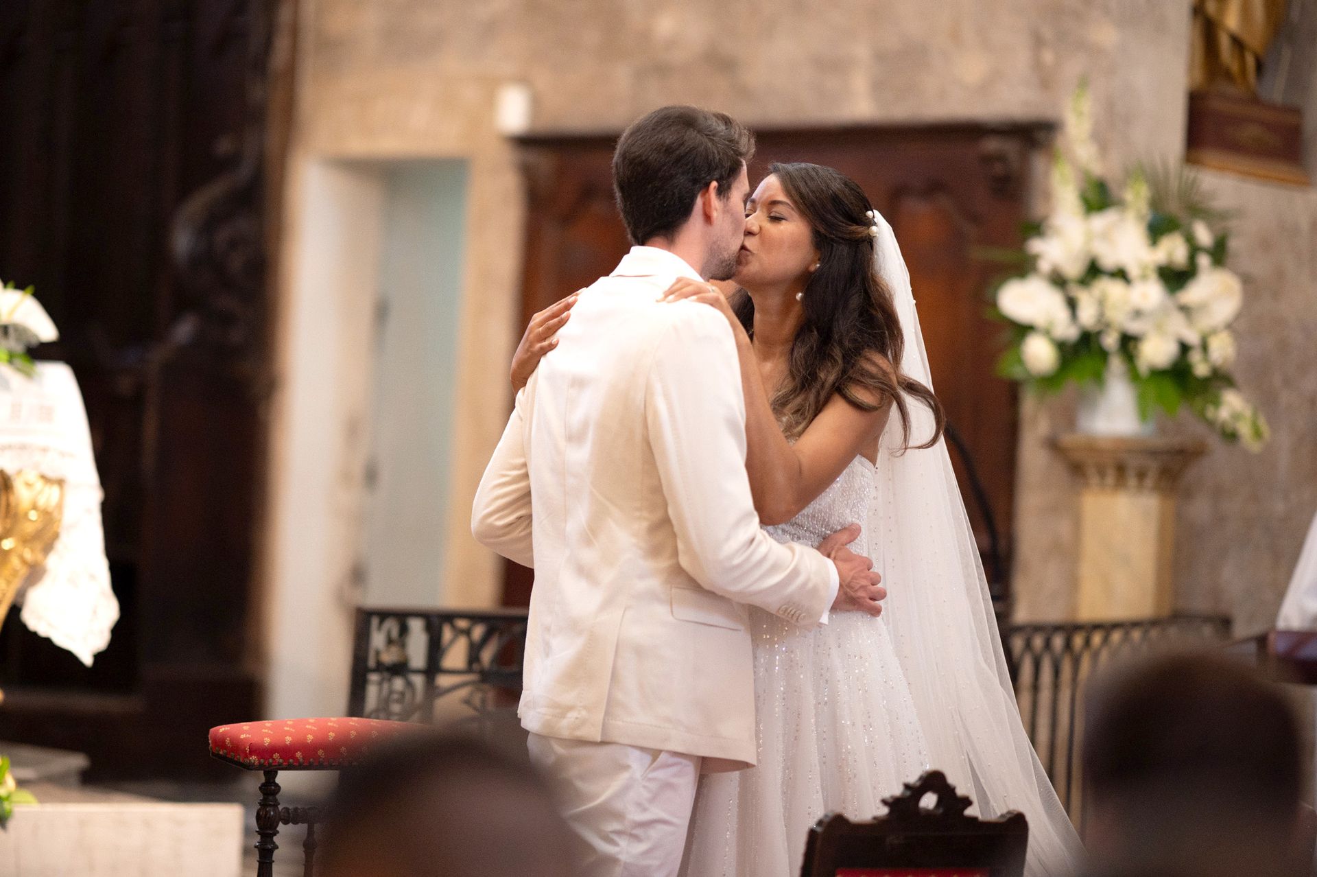 Le premier baiser lors d'un mariage à la Collégiale de la Conversion de Saint Paul à Saint-Paul-de-Vence 
