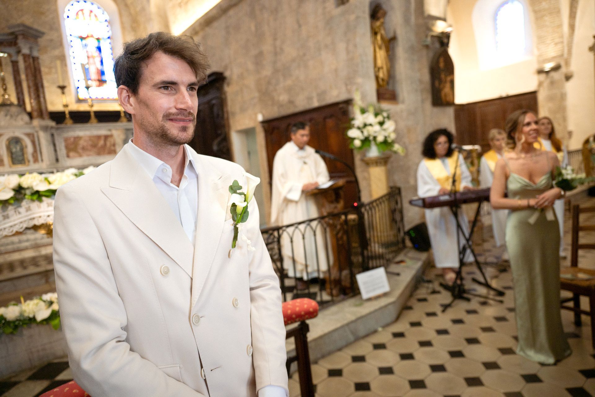 Le marié attend nerveusement la mariée devant l'autel.