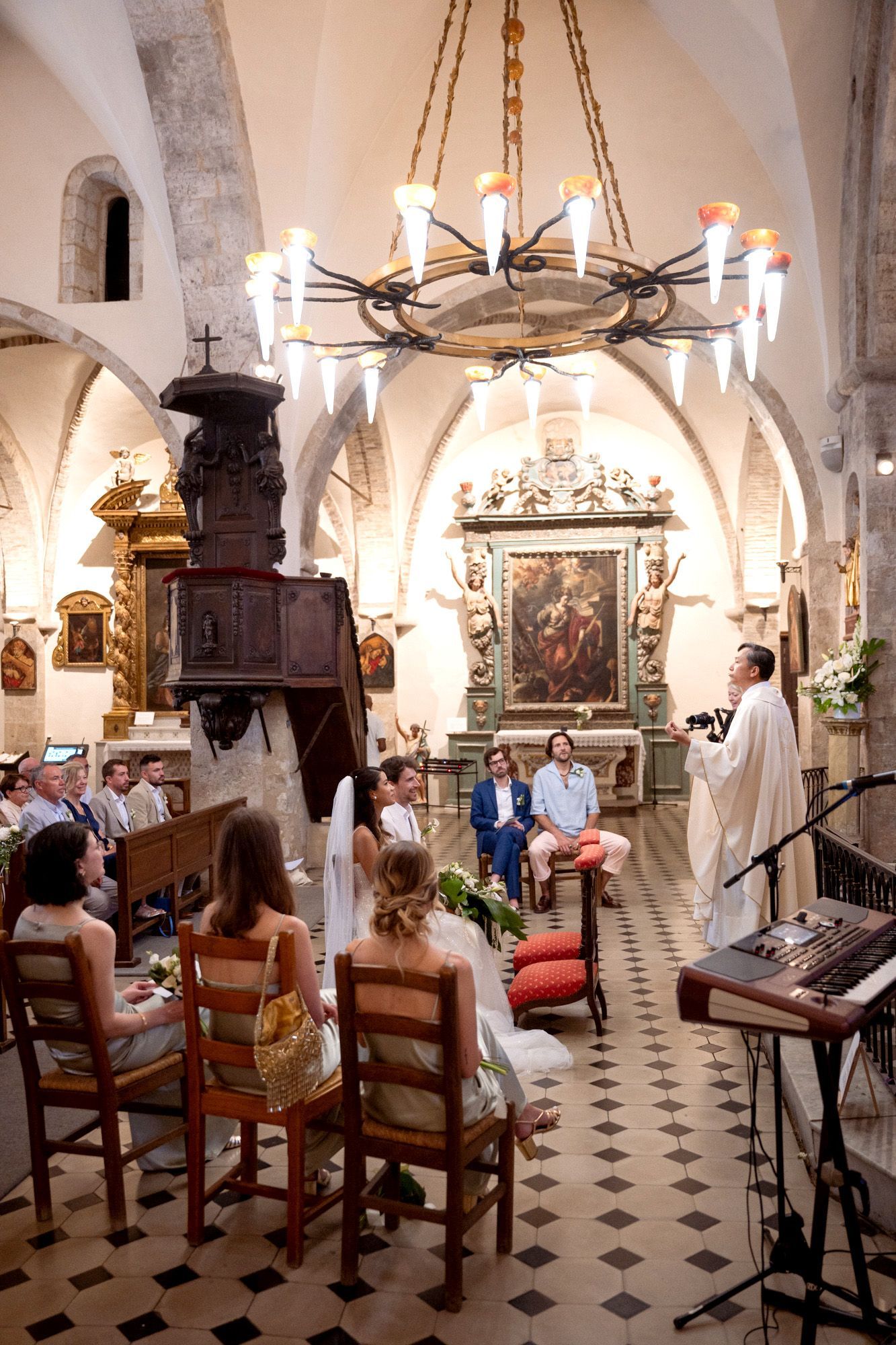 Une cérémonie religieuse à l'église collégiale de la Conversion-de-Saint-Paul à Saint-Paul-de-Vence 