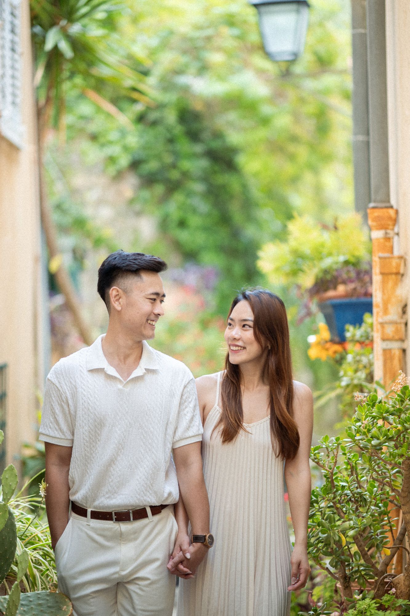 Relaxed, natural, spontaneous photography of a couple in Menton's old town.