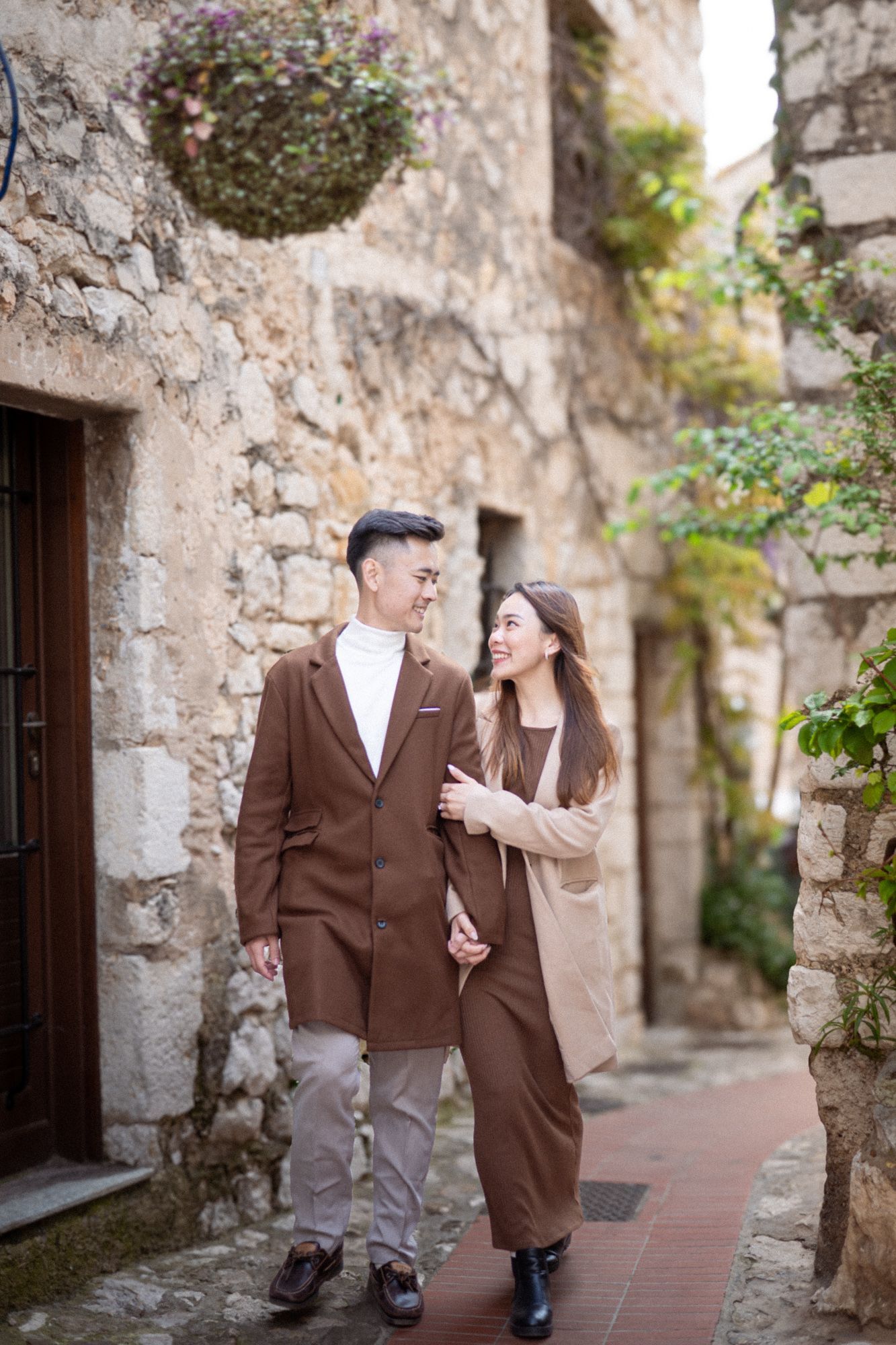 A romantic photoshoot in Eze village.