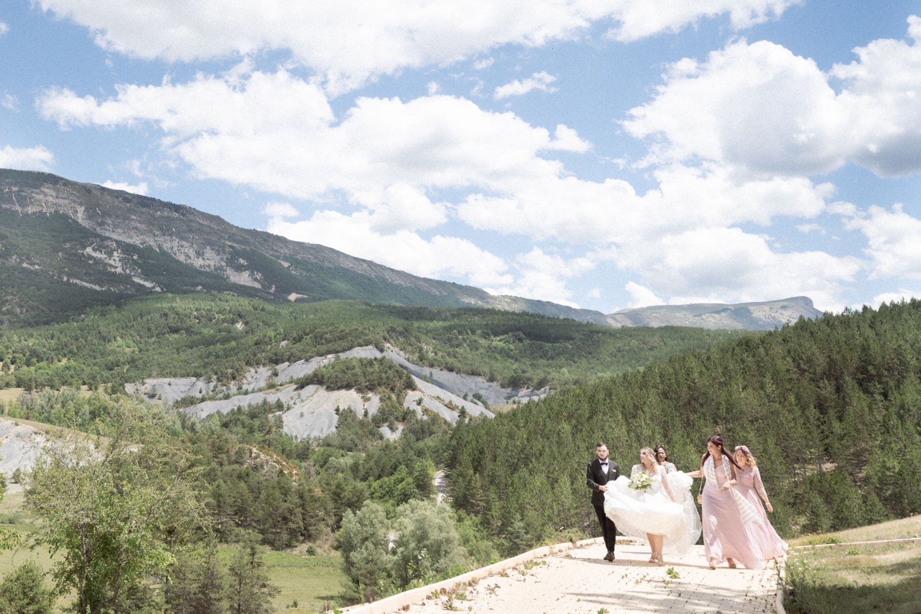 Une mariée se promène dans les Alpes