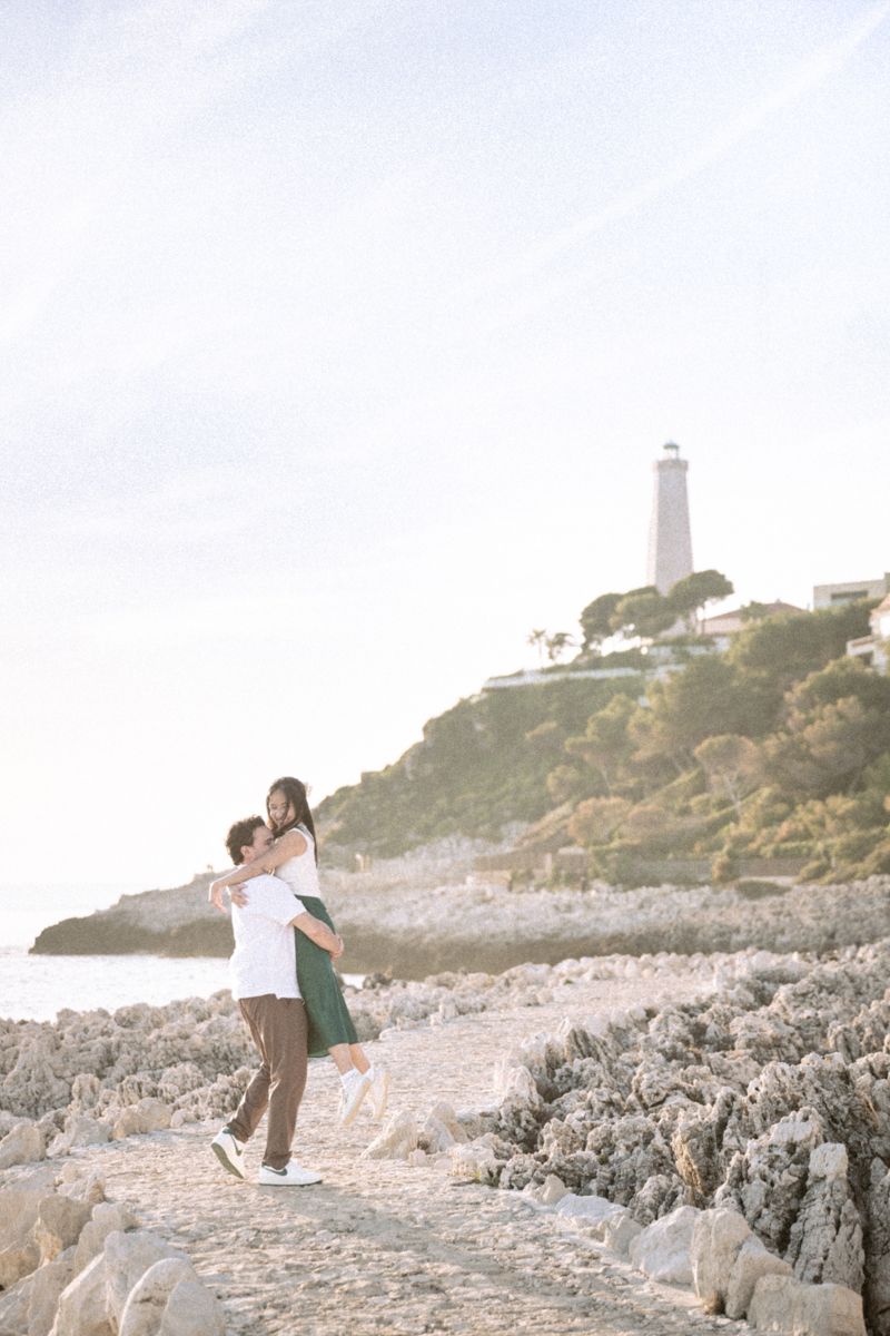 Séance photo romantique au coucher du soleil sur la Côte d'Azur