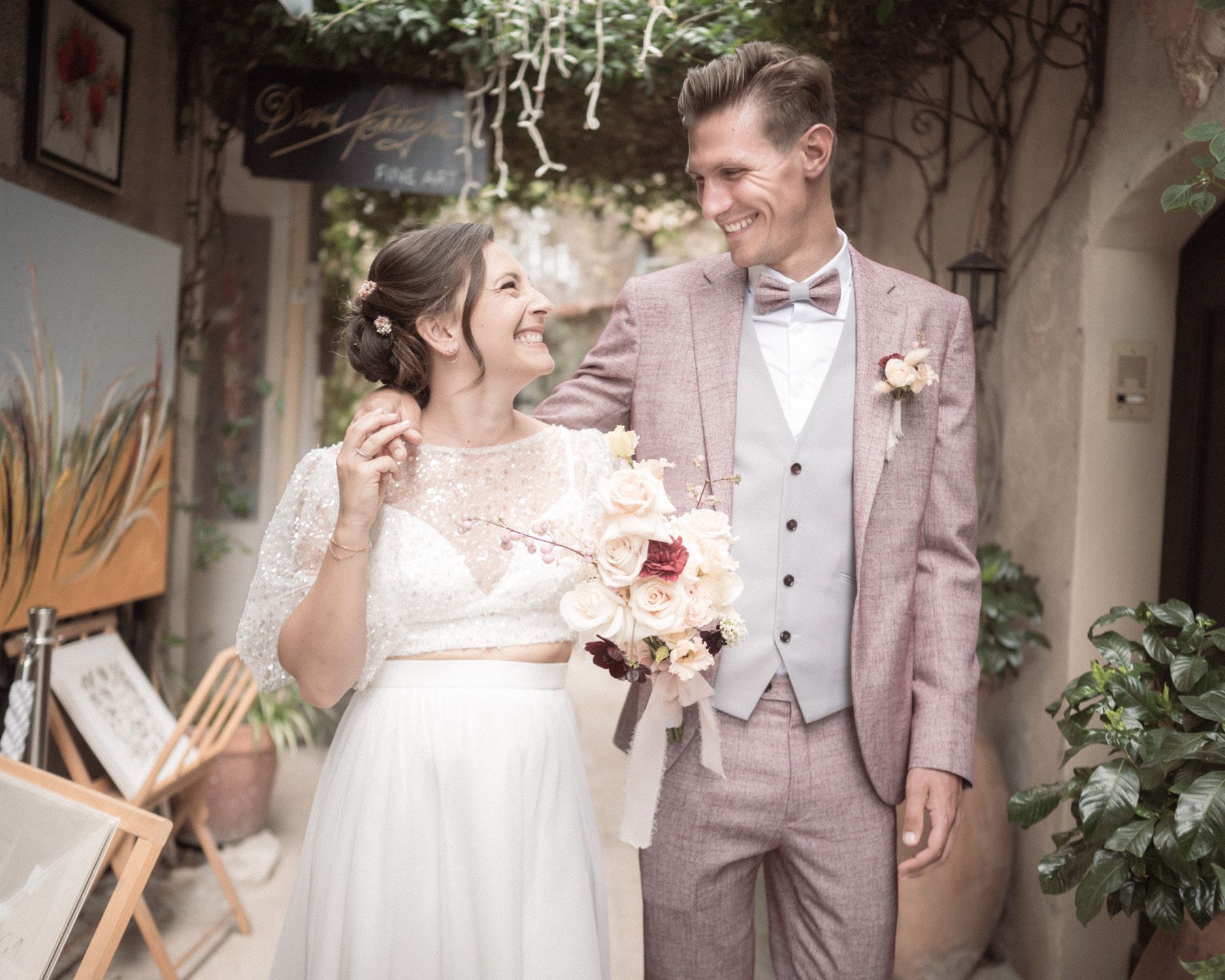 romantic couple shoot in Mougins old town