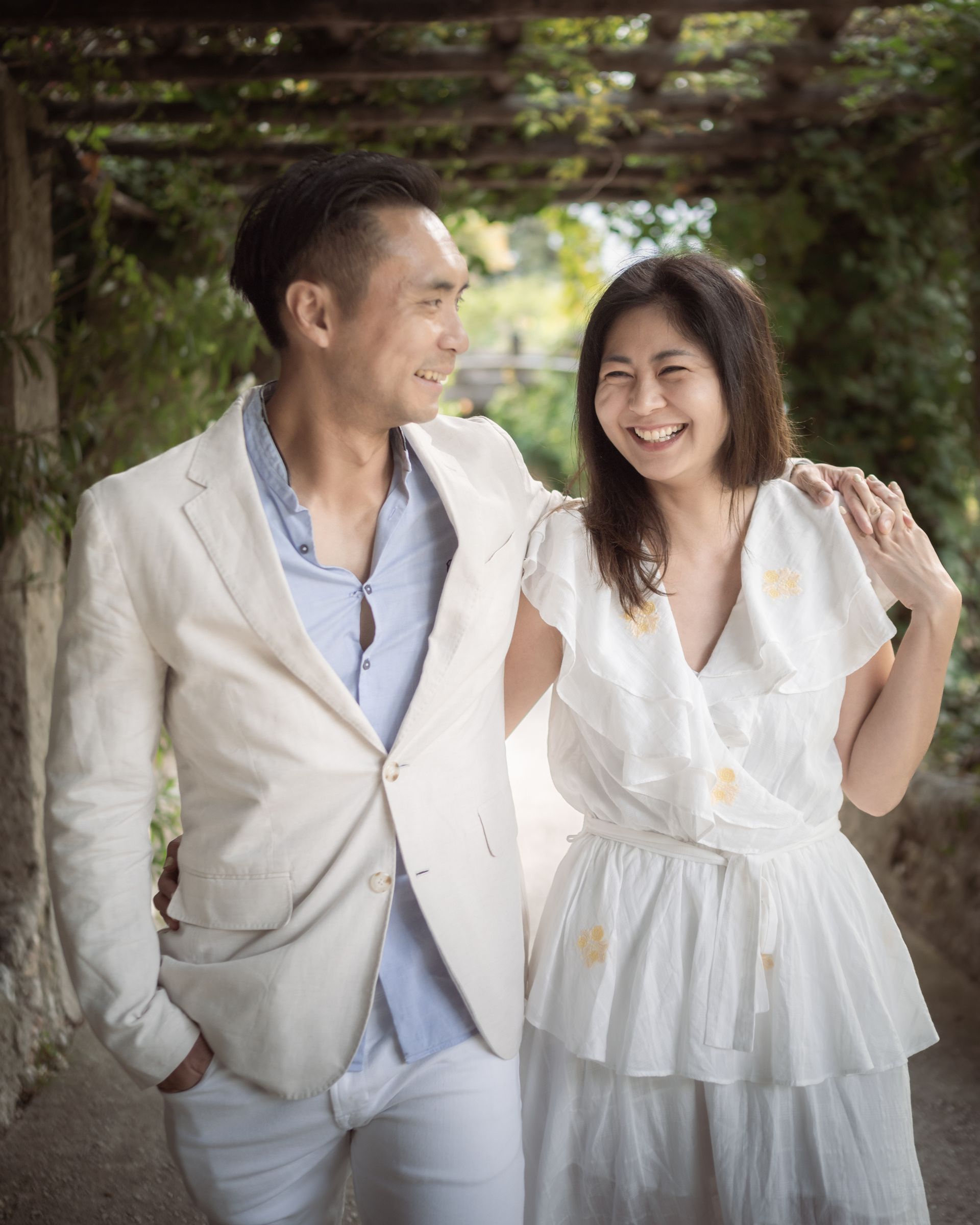 A natural, spontaneous photo of a couple by English speaking family photographer in Nice Peter Horton.