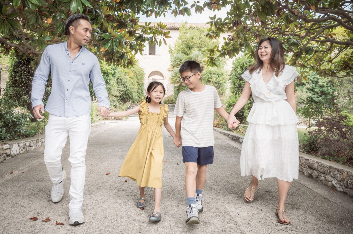 A natural, spontaneous family group photo by English speaking family photographer on the French Riviera Peter Horton.