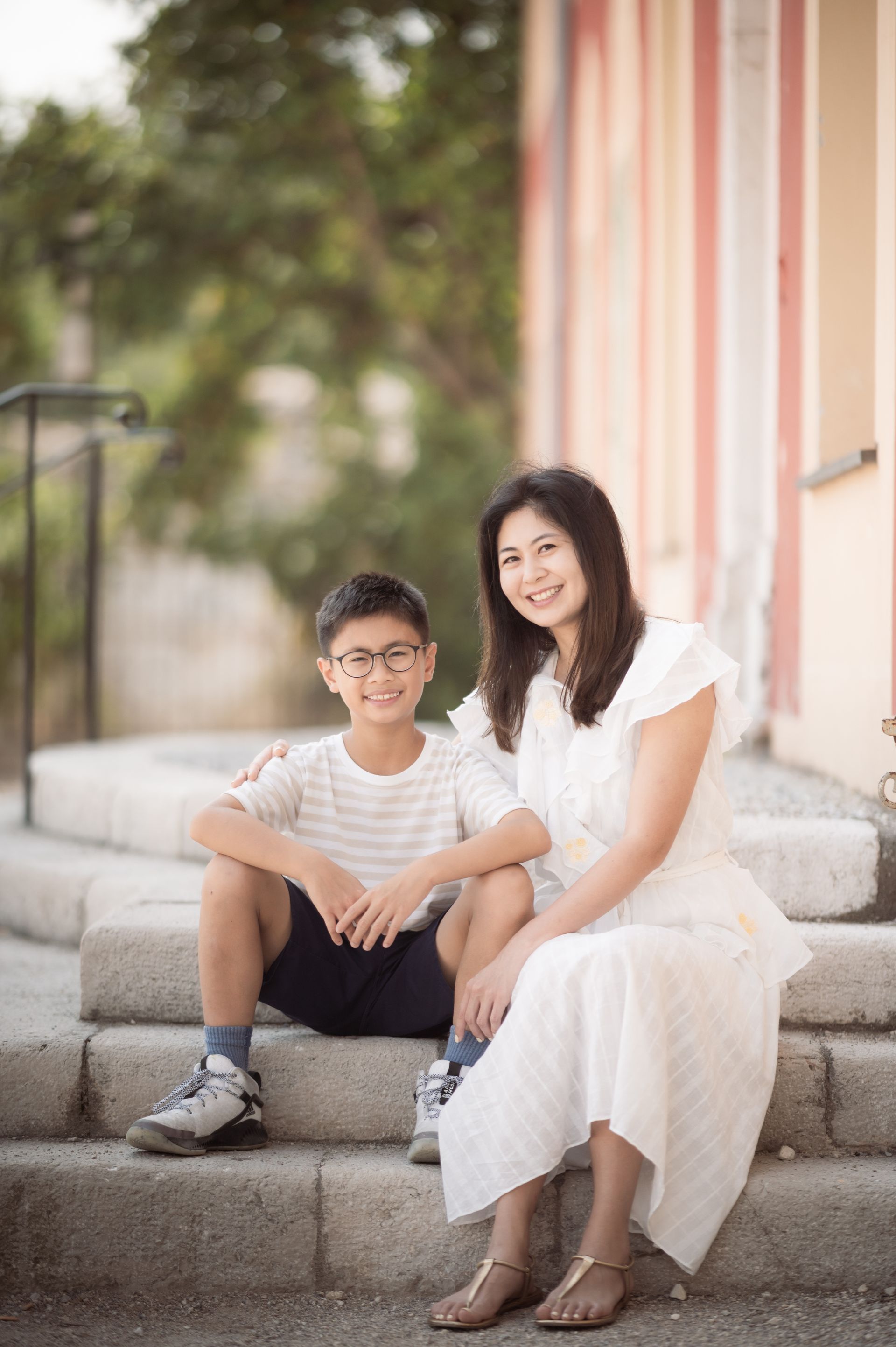 A natural, spontaneous photo of a mother and her son by British family photographer in Nice Peter Horton.