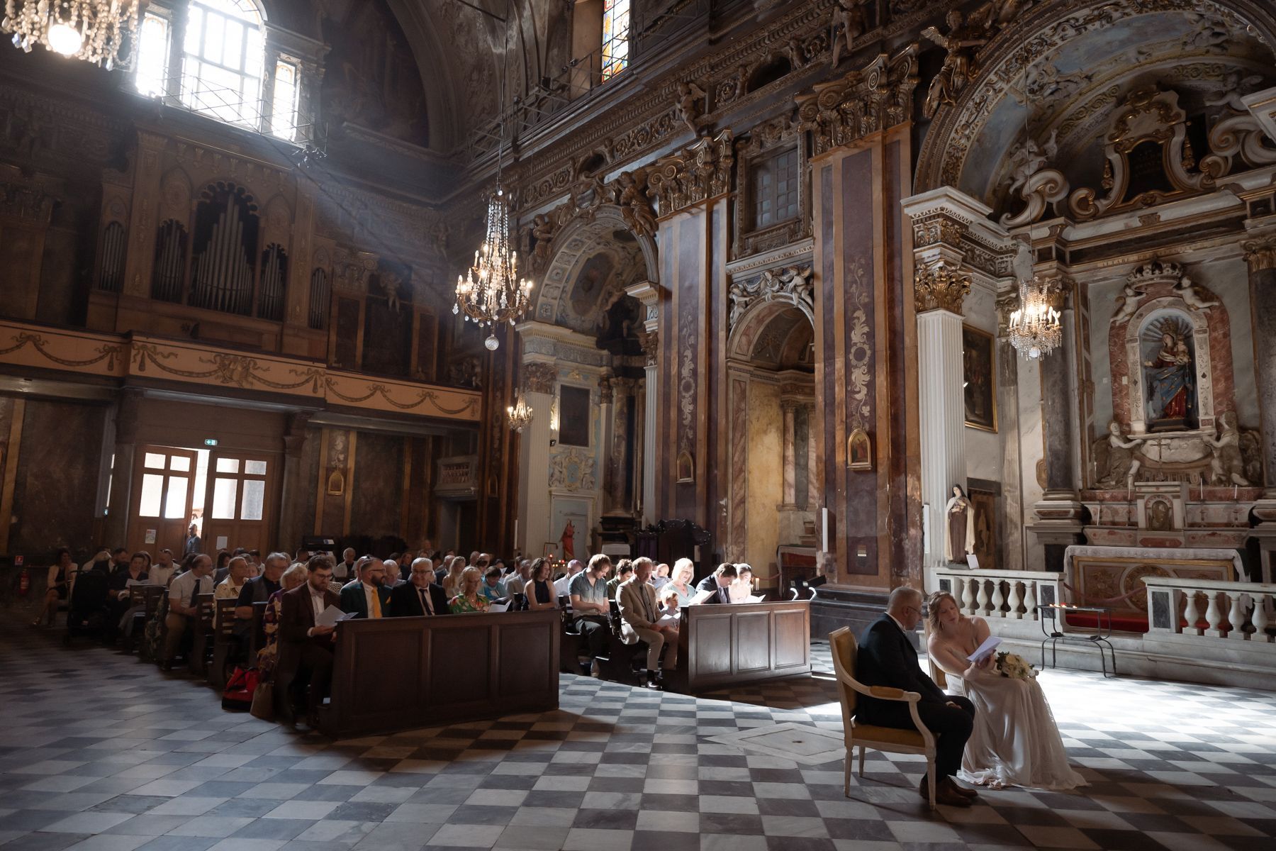 intérieur de l'Église Saint-Jacques-le-Majeur à Nice lors d'une cérémonie de mariage
